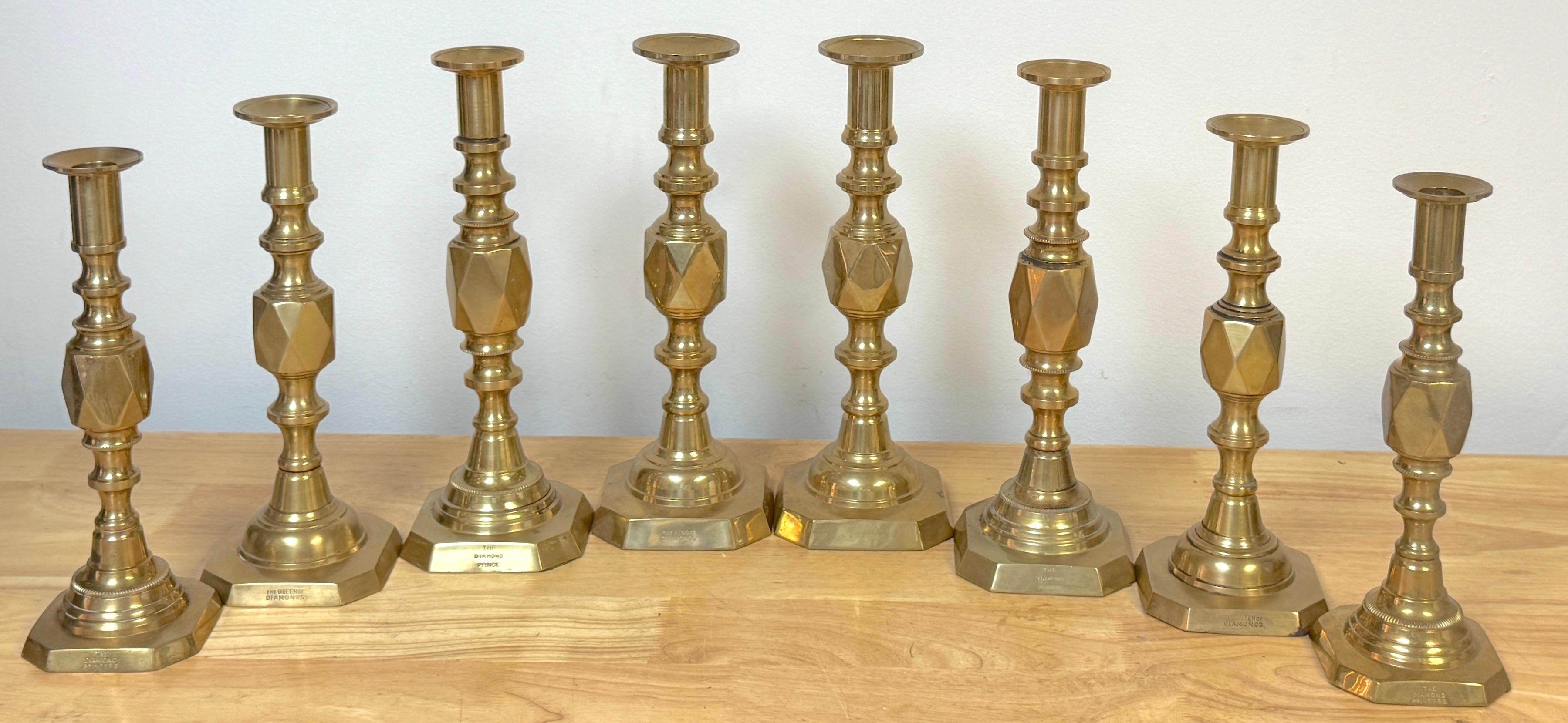 Eine seltene und vollständige Reihe von englischen Messing-Kerzenhaltern, die unter dem Namen Royal Family of Diamond Candlesticks bekannt sind und in England um 1900 hergestellt wurden. Dieses charmant betitelte Set besteht aus vier
