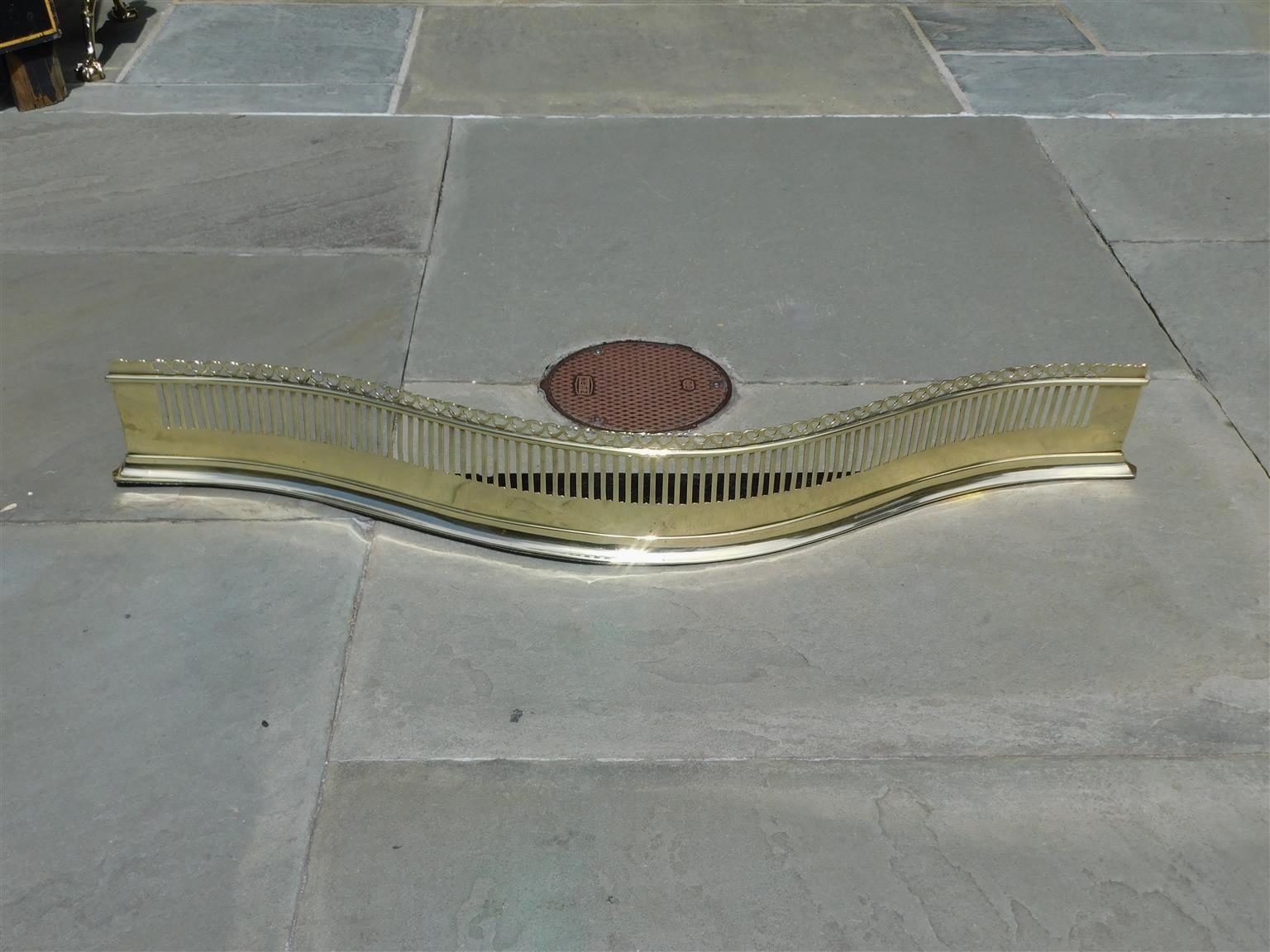 Défense de cheminée en laiton coulé serpentin anglais avec une galerie percée ciselée à la main et un bord moulé, fin du 18e siècle