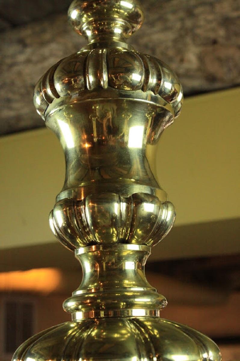 Lampadario inglese a sei bracci in ottone in vendita 1