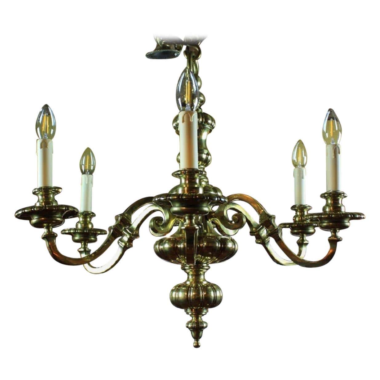 Lustre anglais à six bras en laiton - En vente sur 1stDibs