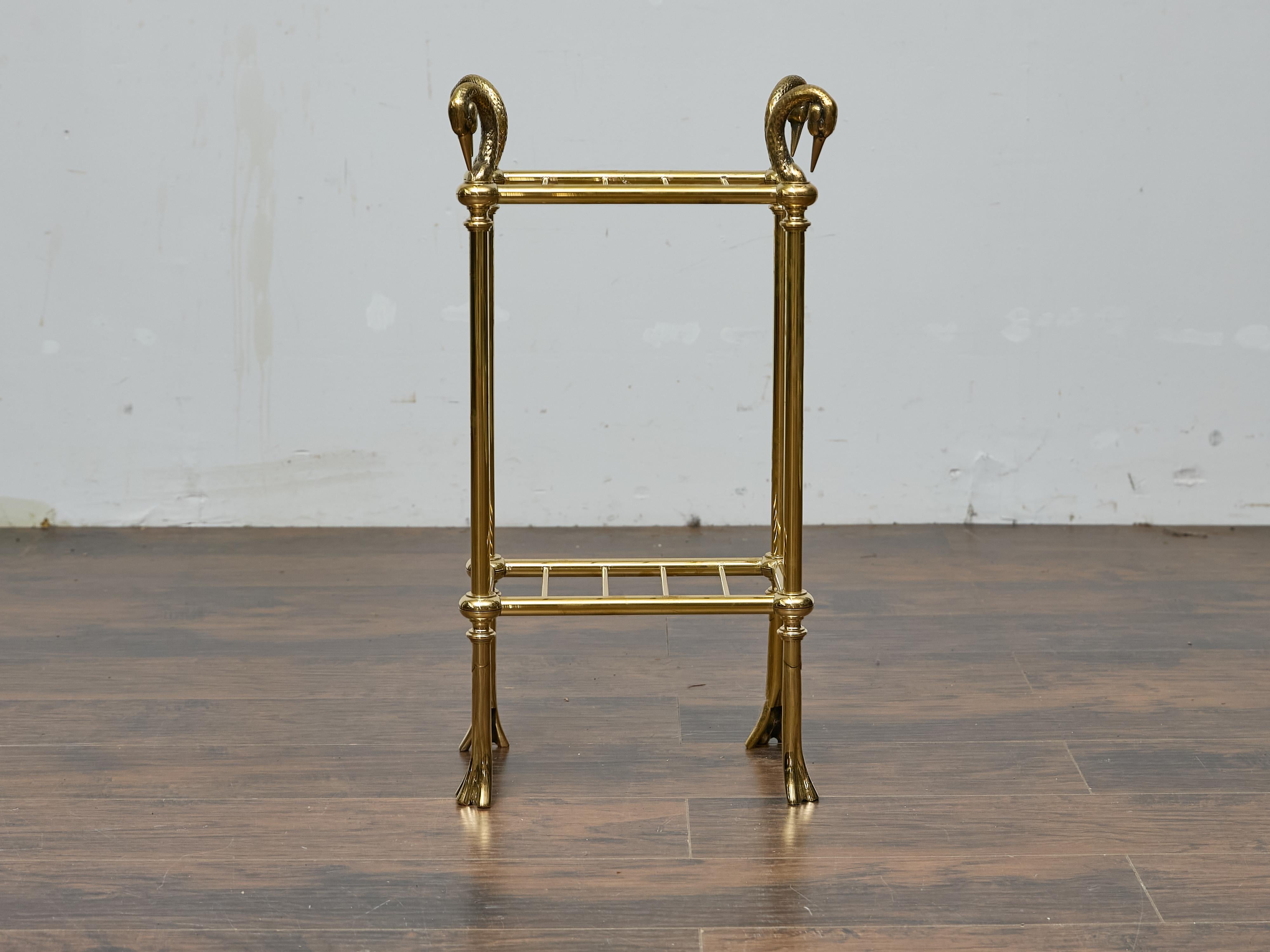 Anglais Stand d'Umbrella en laiton avec poignée en forme de Swan, circa 1920 en vente