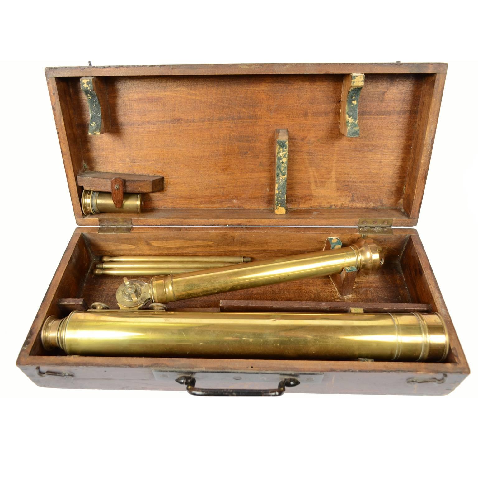 English brass telescope complete with original wooden box, second half of the 19th century. It is a telescope with two extensions and complete with a small tripod. Maximum length 74 cm, minimum 40 cm, focal diameter 4.5 cm, height 48 cm. Complete