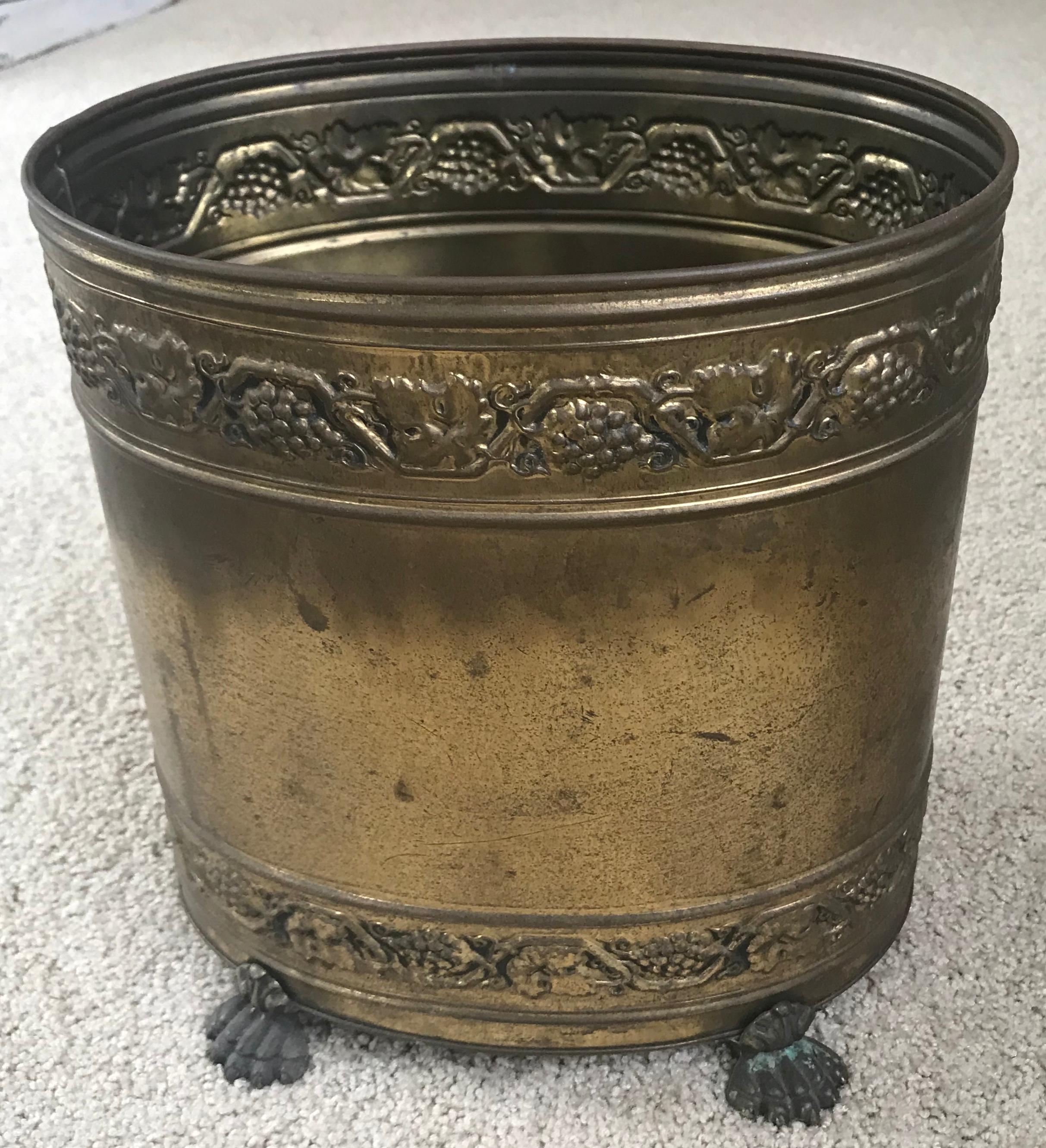 English Brass Wastebasket on Paw Feet In Good Condition In New York, NY