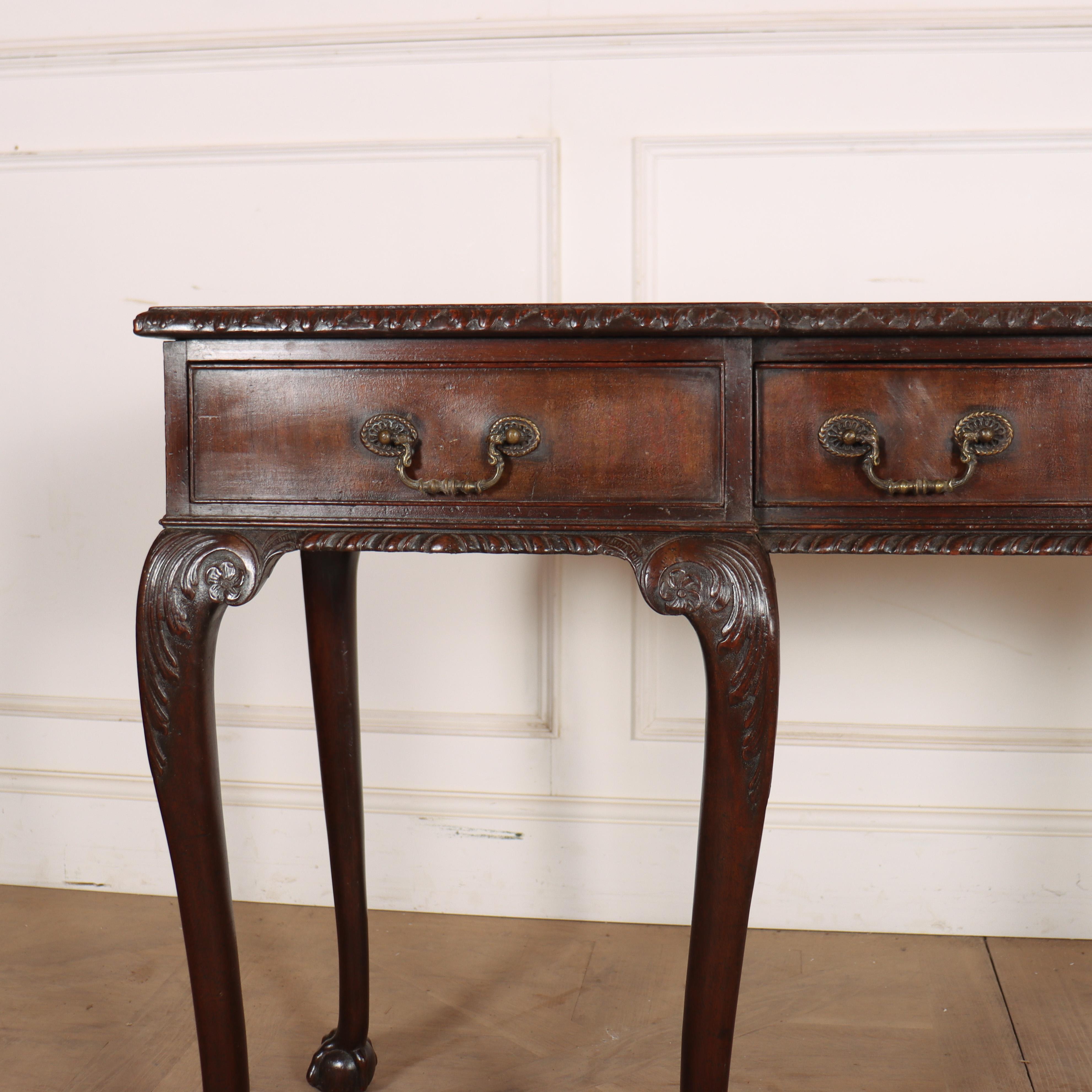Consolle inglese del 1920 in mogano intagliato con piedi a sfera e artiglio.


Codice: 9005

Dimensioni:
W: 60