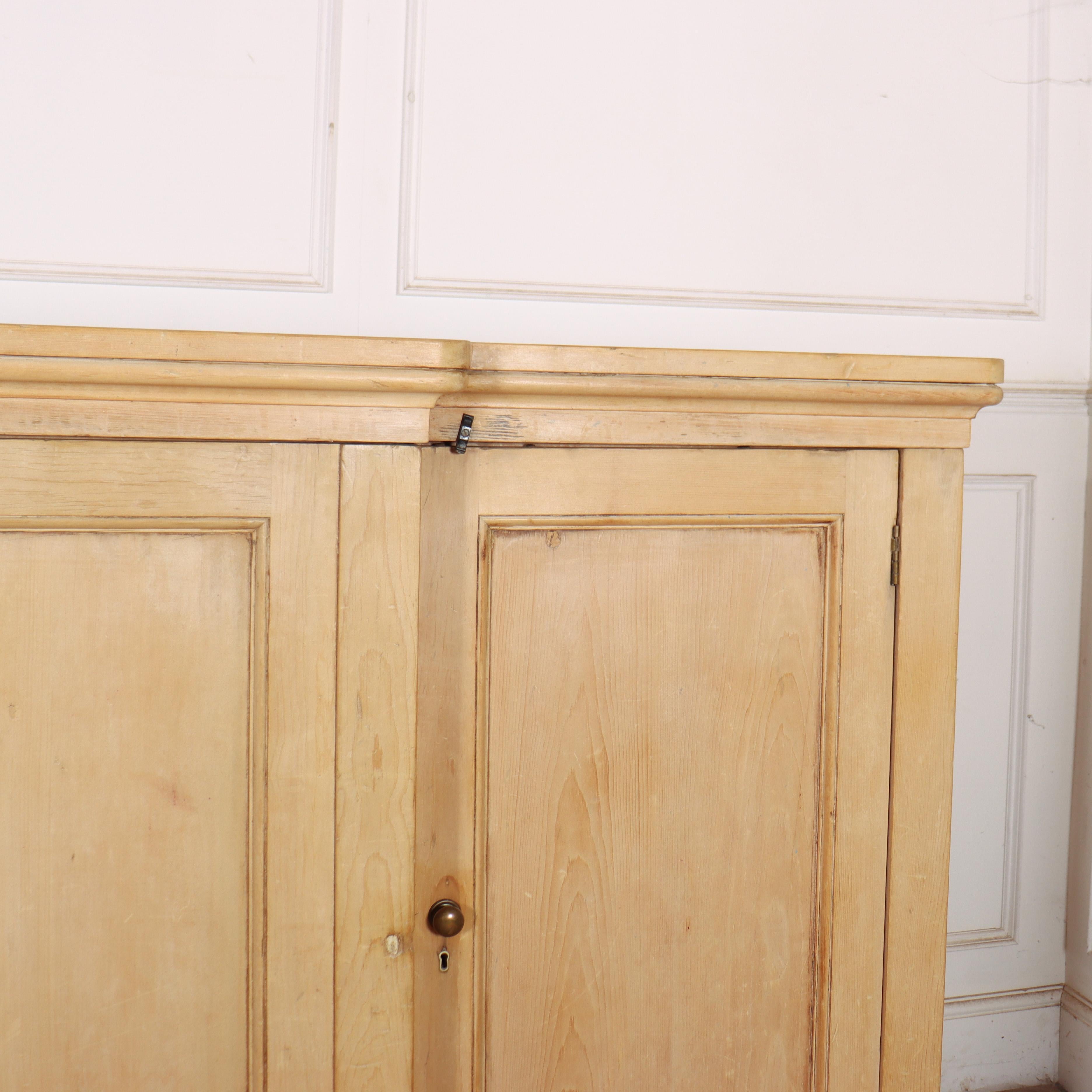English Breakfront Linen Cupboard In Good Condition For Sale In Leamington Spa, Warwickshire