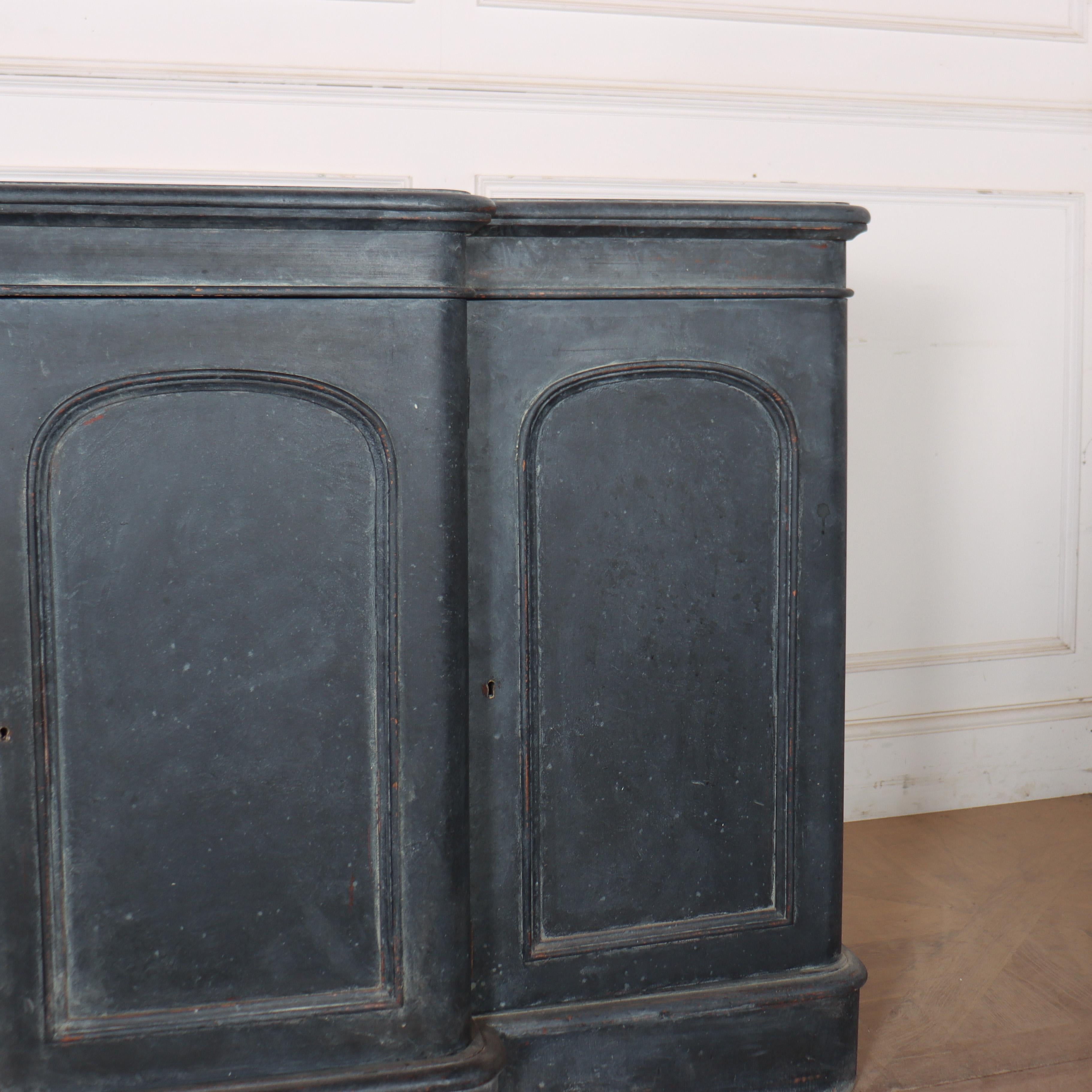 English Breakfront Painted Dresser Base In Good Condition For Sale In Leamington Spa, Warwickshire