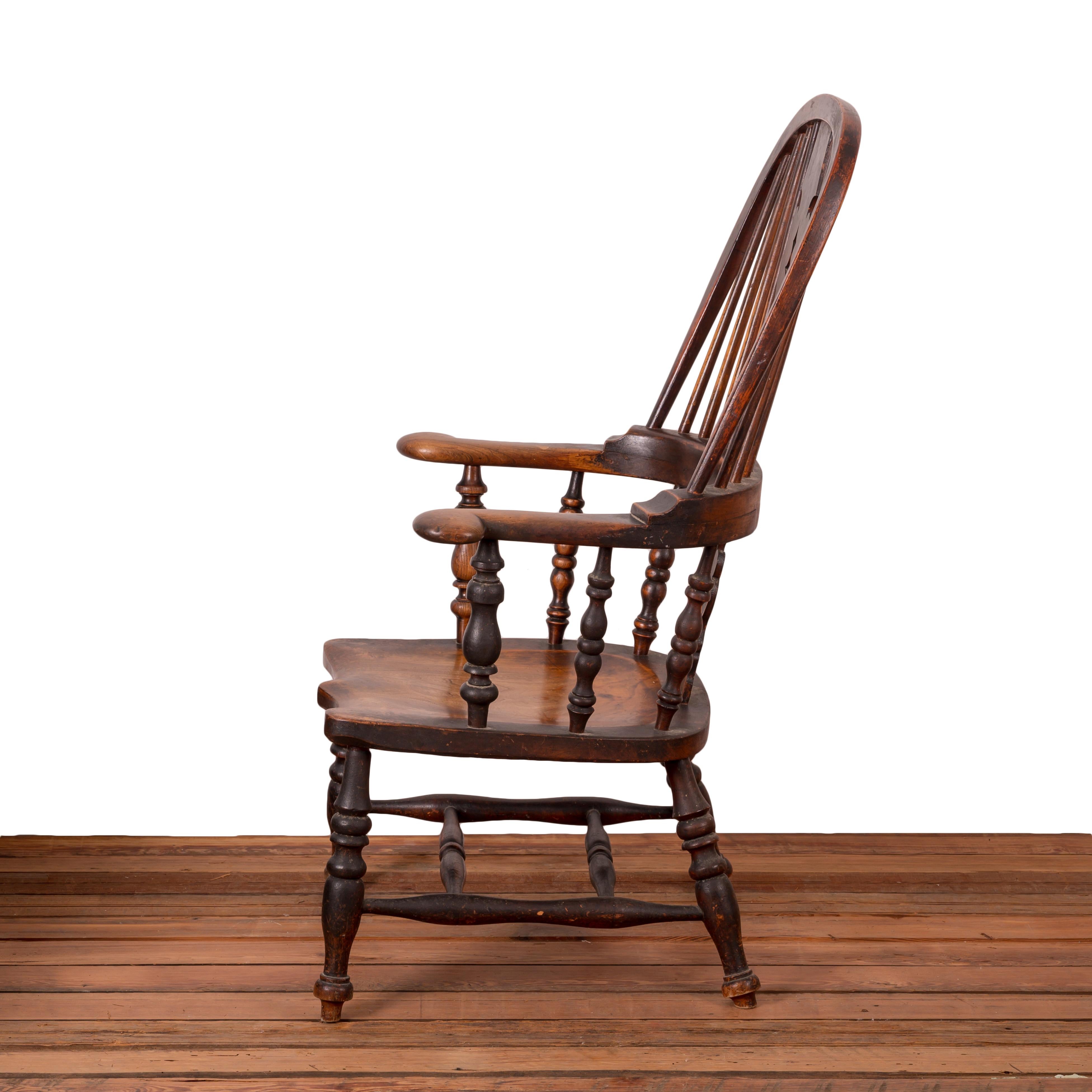 English Broad Arm Windsor Chair In Good Condition For Sale In Savannah, GA