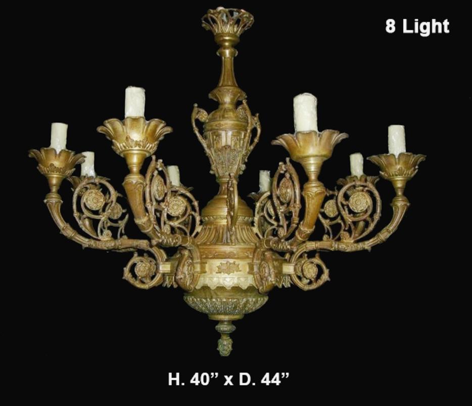 Imposant lustre anglais tout en bronze à 8 lumières, avec de bons détails.
Câblé pour le marché américain.
Le lustre est livré avec une chaîne de 4 pieds et un baldaquin.
