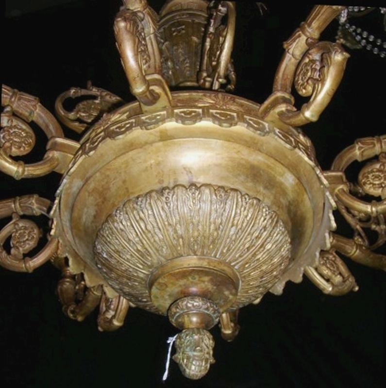 Englischer 8-Licht-Kronleuchter aus Bronze (Gegossen) im Angebot