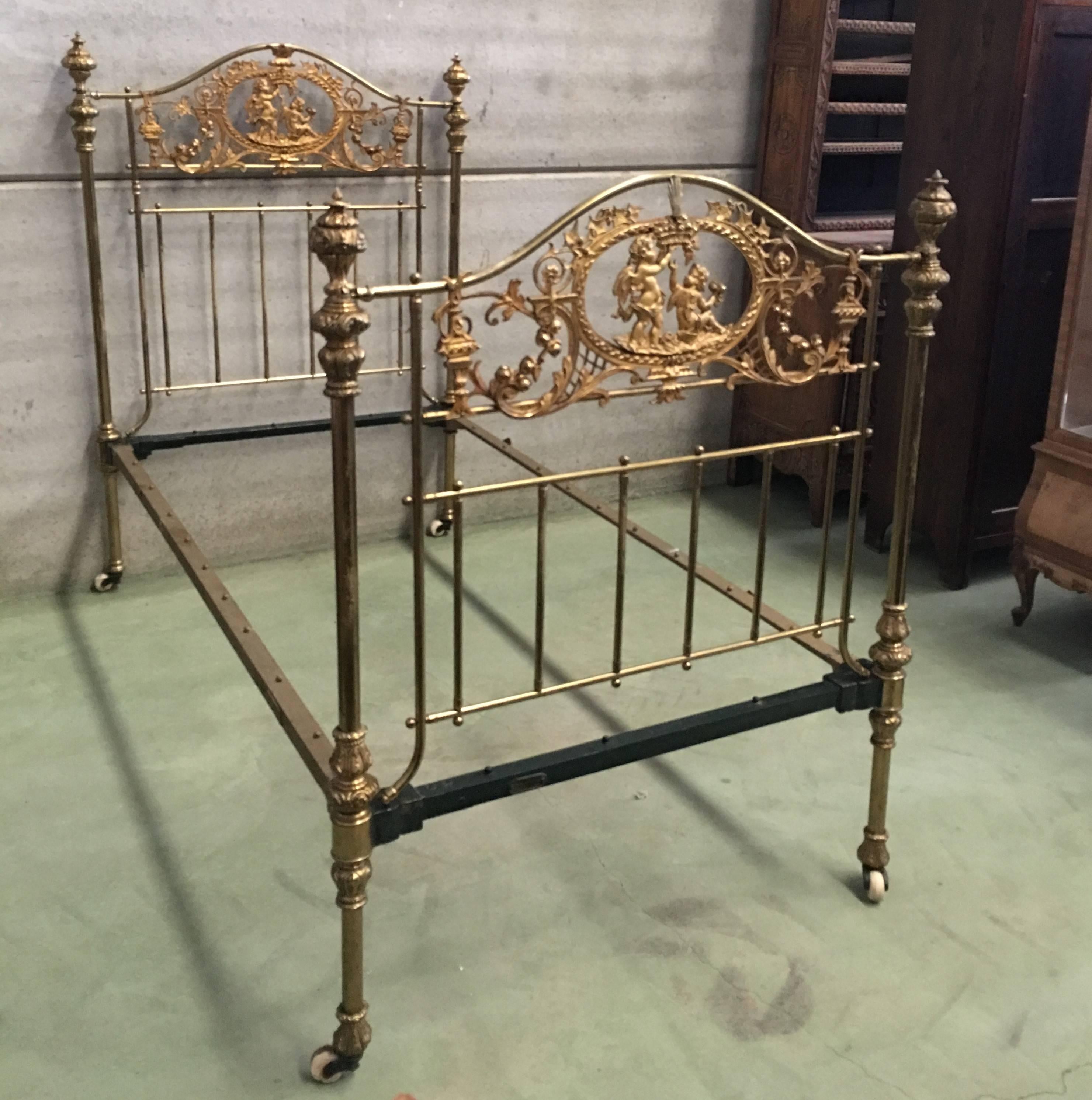 19th century English bronze and brass twin extra large bed with cherubs.
It has wheels.
Signed by Peyton & Peyton, Birminghan, London.
Really beautiful.

For matress twin extra large 38