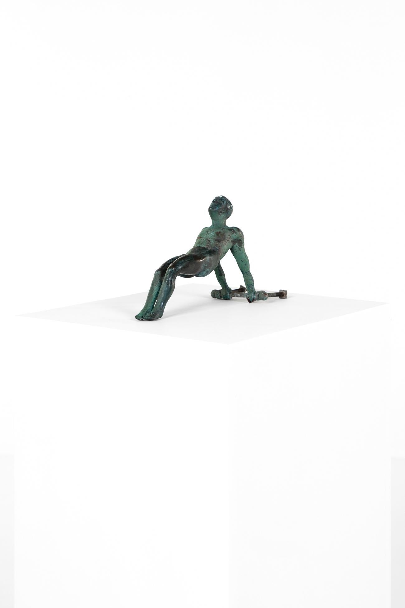 A charming  bronze door knocker in the form of a classical athlete with wonderful verdigris patina.

The knocker retains the original bracket and bolts for simple installation.

English, circa 1900.

H: 23 CM  H: 9.1 INCHES

W: 10 CM  W: 3.9
