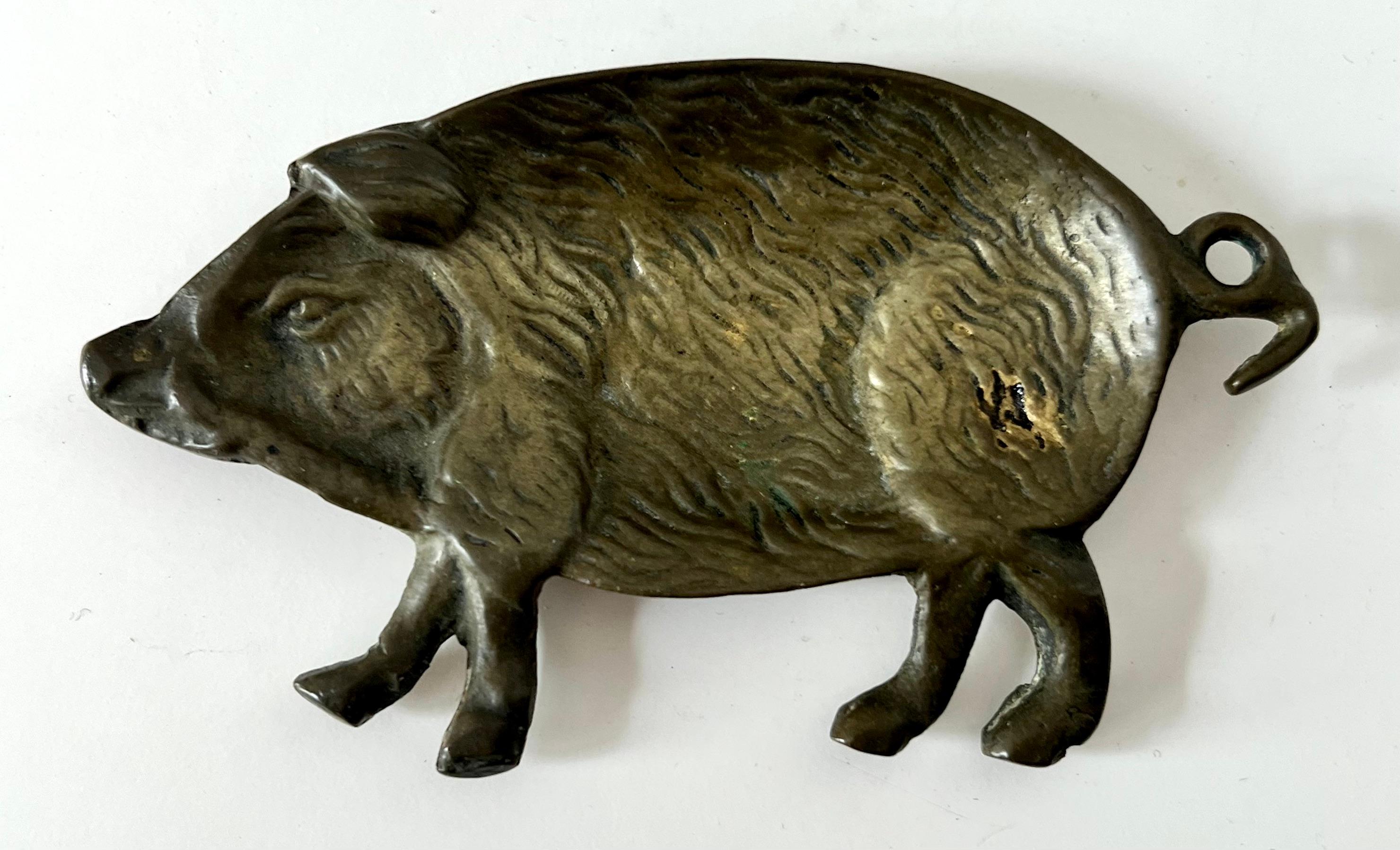Piatto in bronzo inglese a forma di maiale in vendita 2