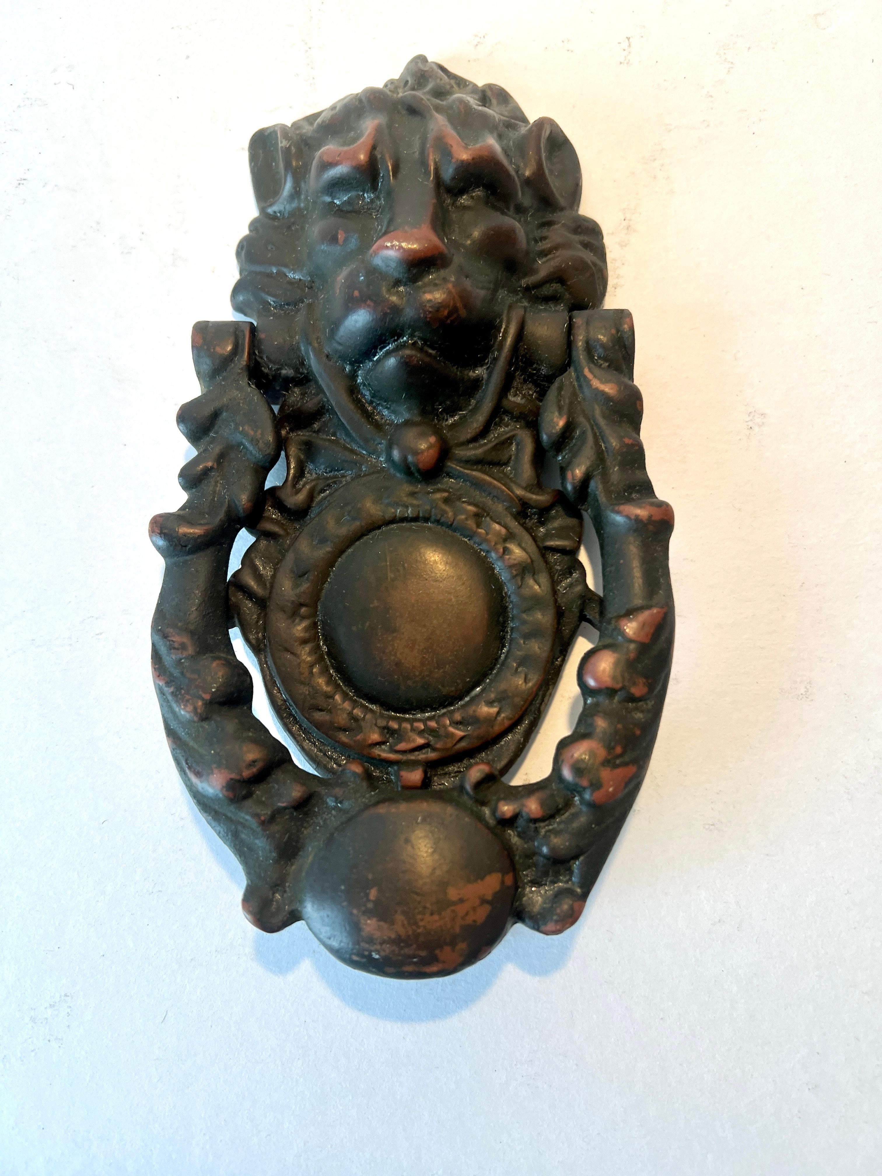 Englischer Bronze-Türklopfer mit Löwenkopf (Britisch) im Angebot