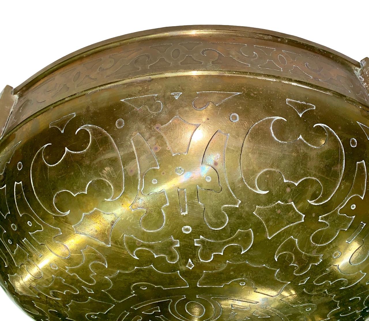 Luminaria colgante inglesa de bronce de hacia 1900, con 4 luces interiores y caída variable.

Medidas:
Diámetro: 22
Caída mínima: 18″.