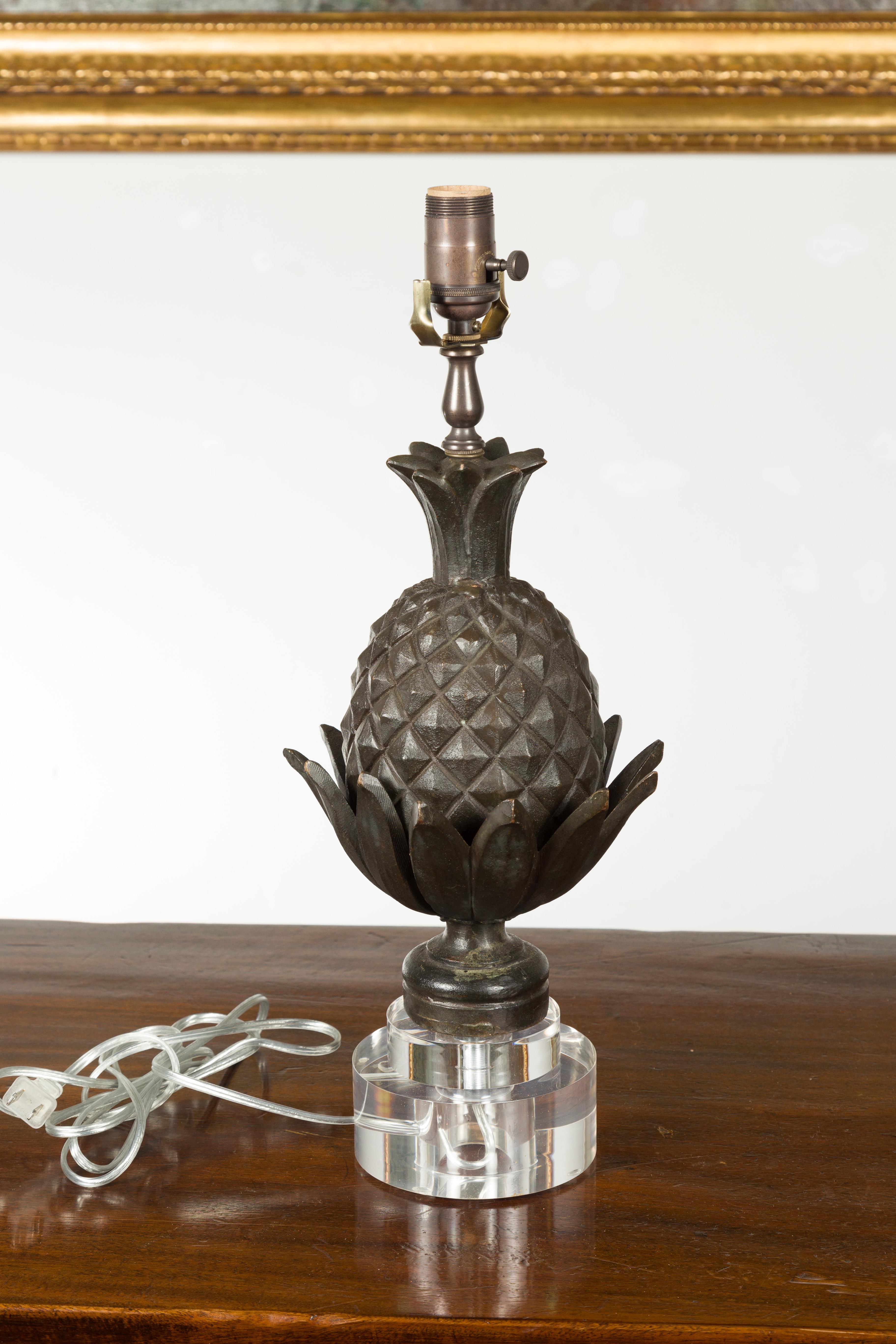 English Bronze Pineapple Wired Table Lamp with Round Lucite Base For Sale 4