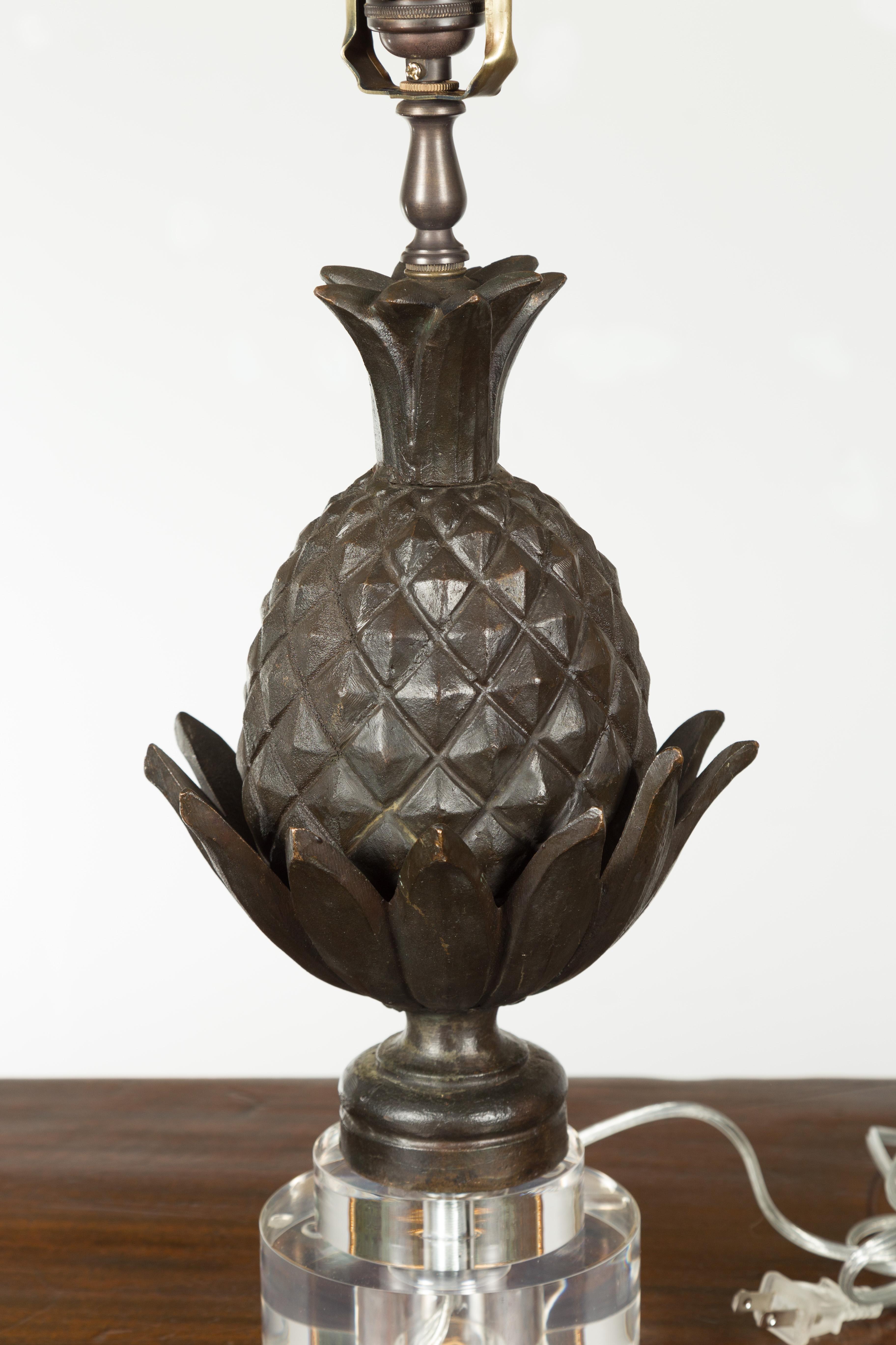 English Bronze Pineapple Wired Table Lamp with Round Lucite Base In Good Condition For Sale In Atlanta, GA