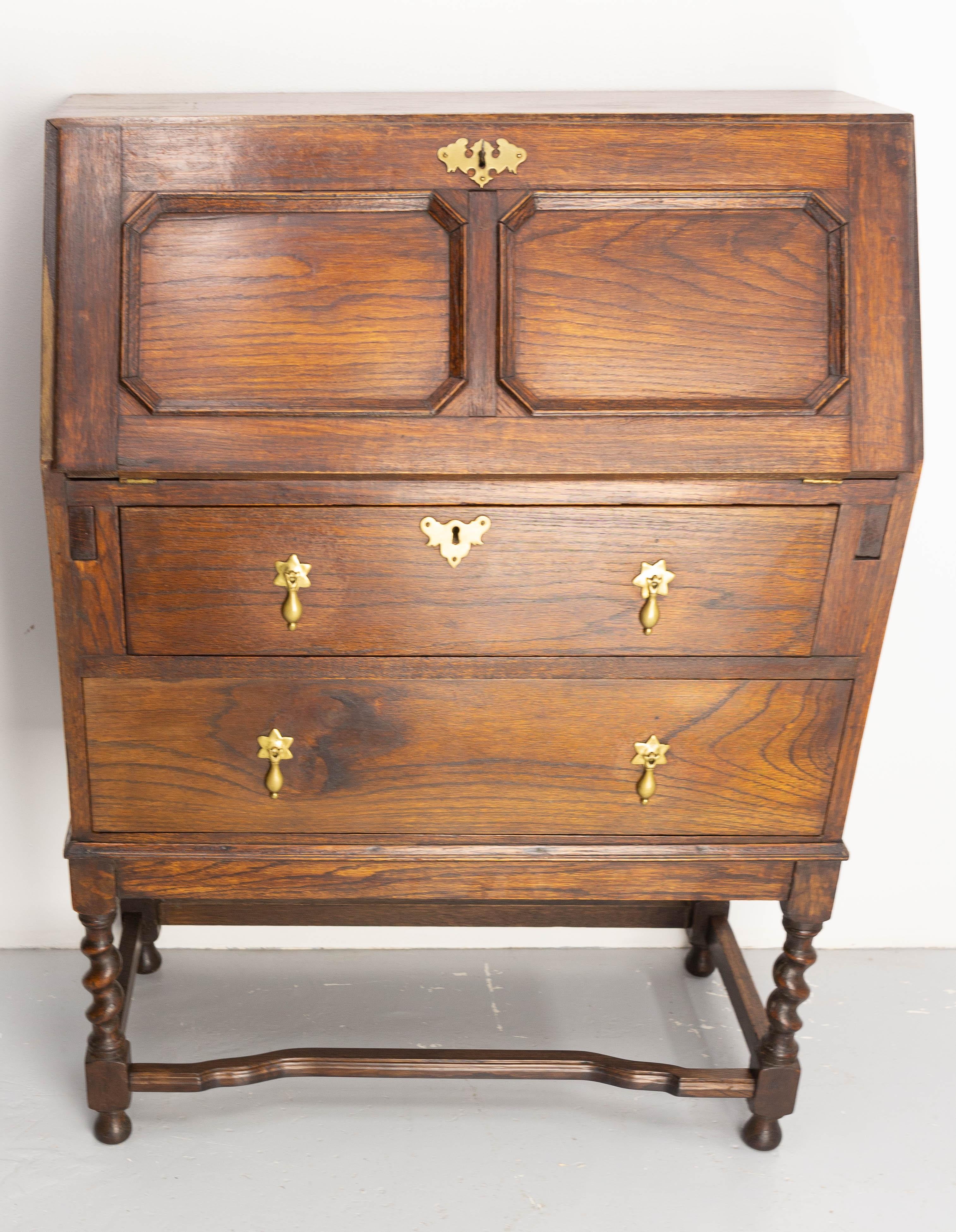 Antique english escritoire secretaire cabinet, made circa 1920
Oak and leather
The upper part of the cabinet opens to become the writing table it contains three little drawers.
Two big drawer in the down part.
Height of the writing table: 28.35