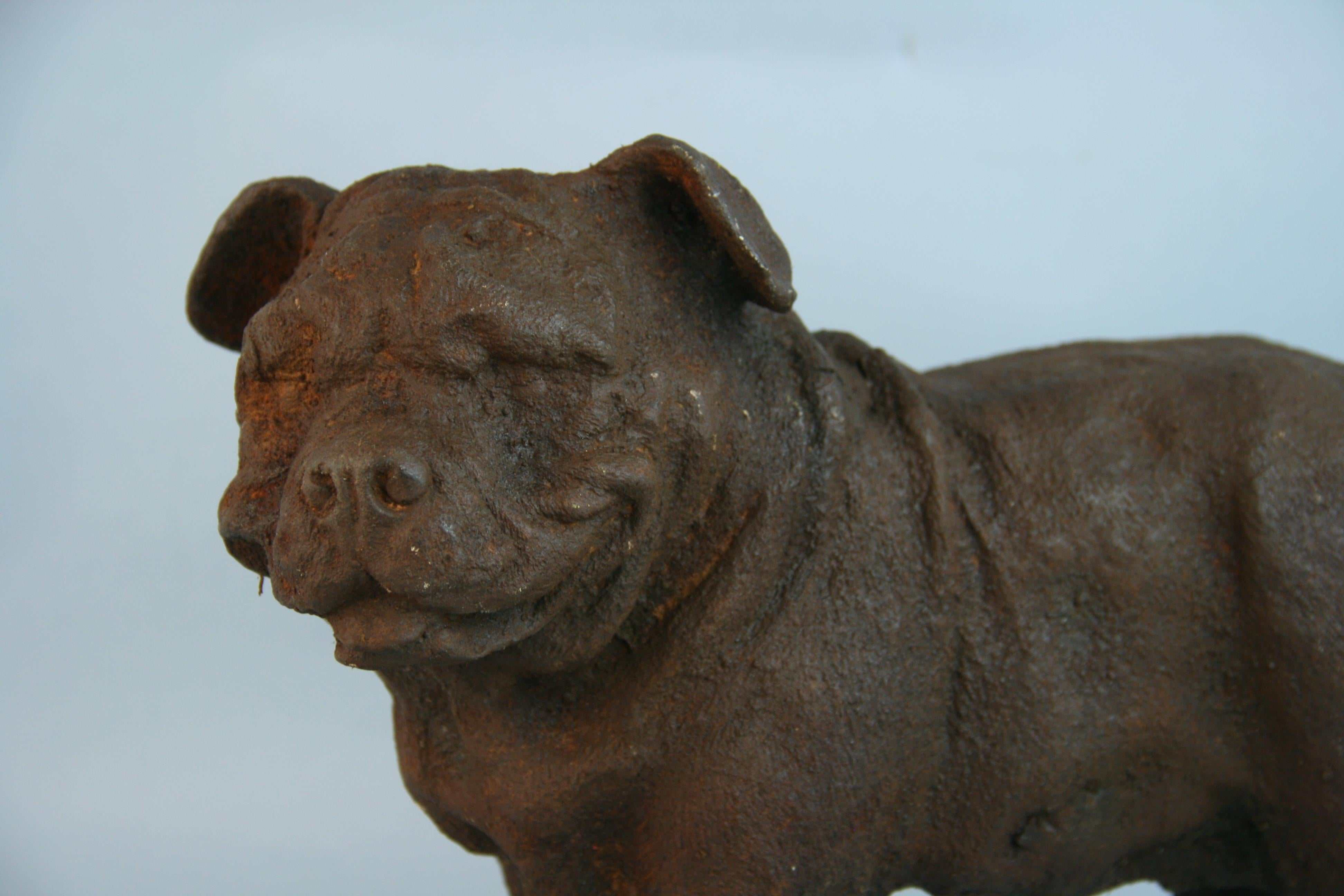 Englische Garten-Skulptur/Trstopper aus Eisen mit Bulldogge im Zustand „Gut“ im Angebot in Douglas Manor, NY