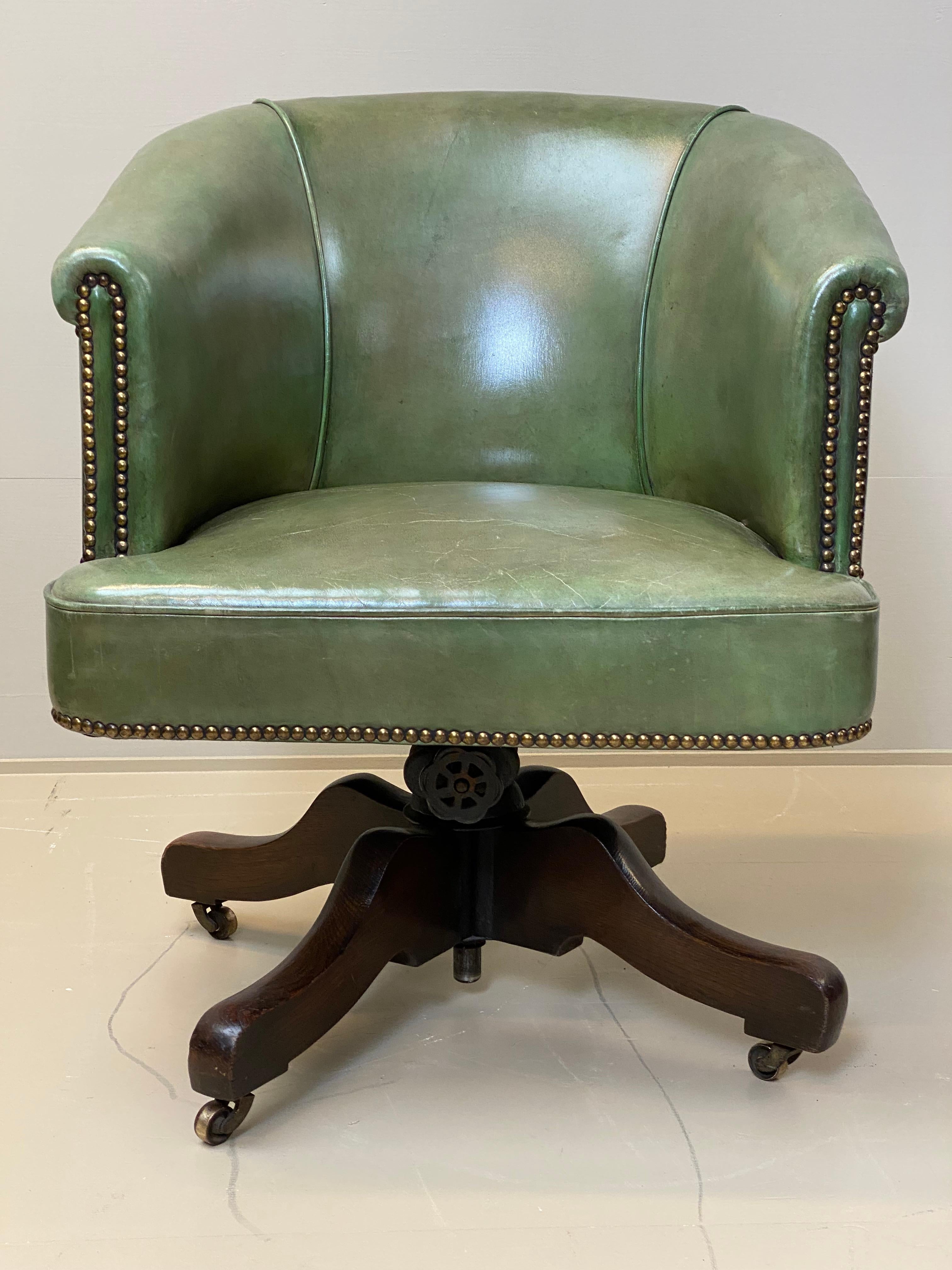 Oak Victorian Chesterfield Office chair in green leather, England, 1860s. For Sale