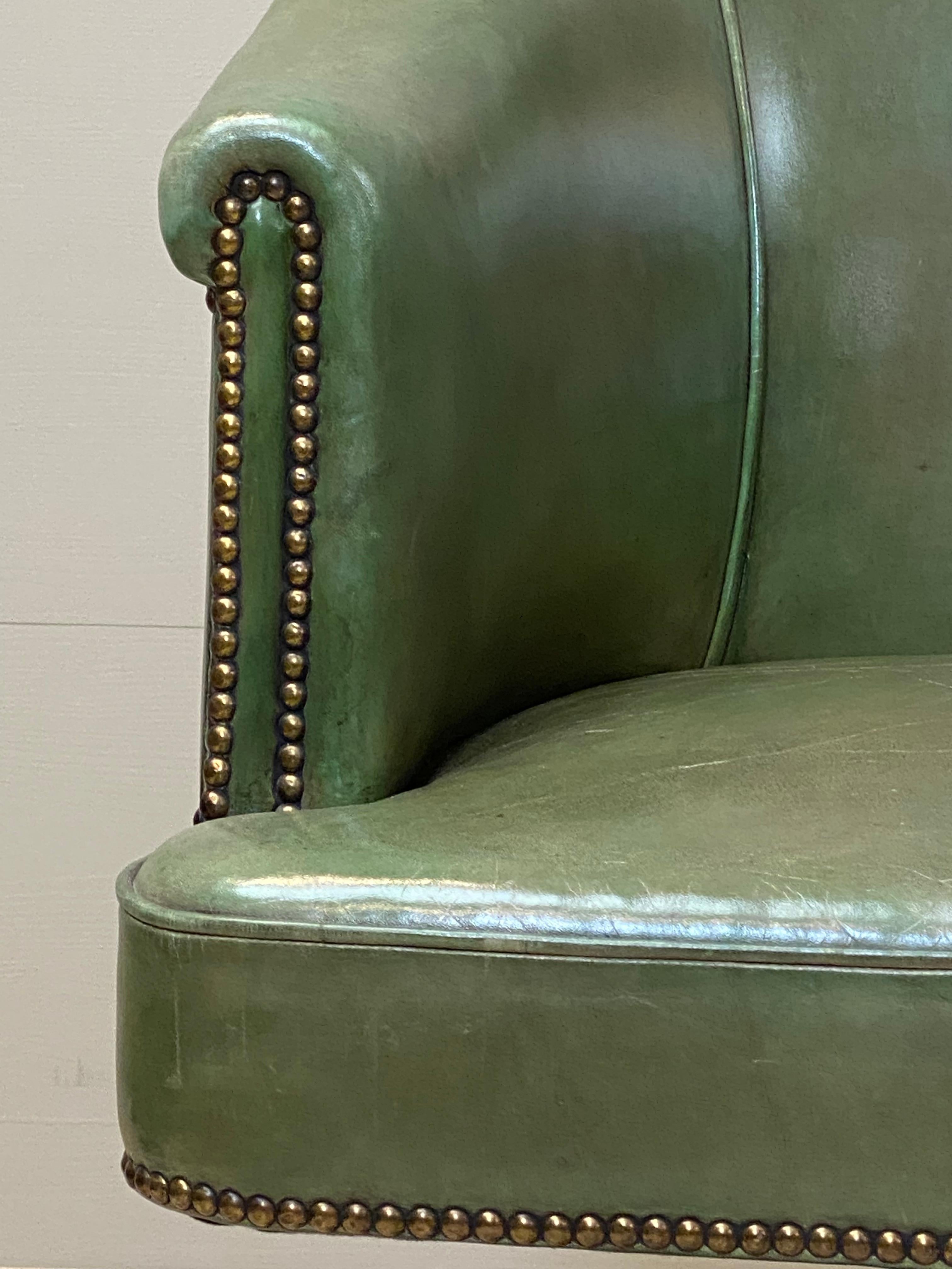 Victorian Chesterfield Office chair in green leather, England, 1860s. For Sale 1