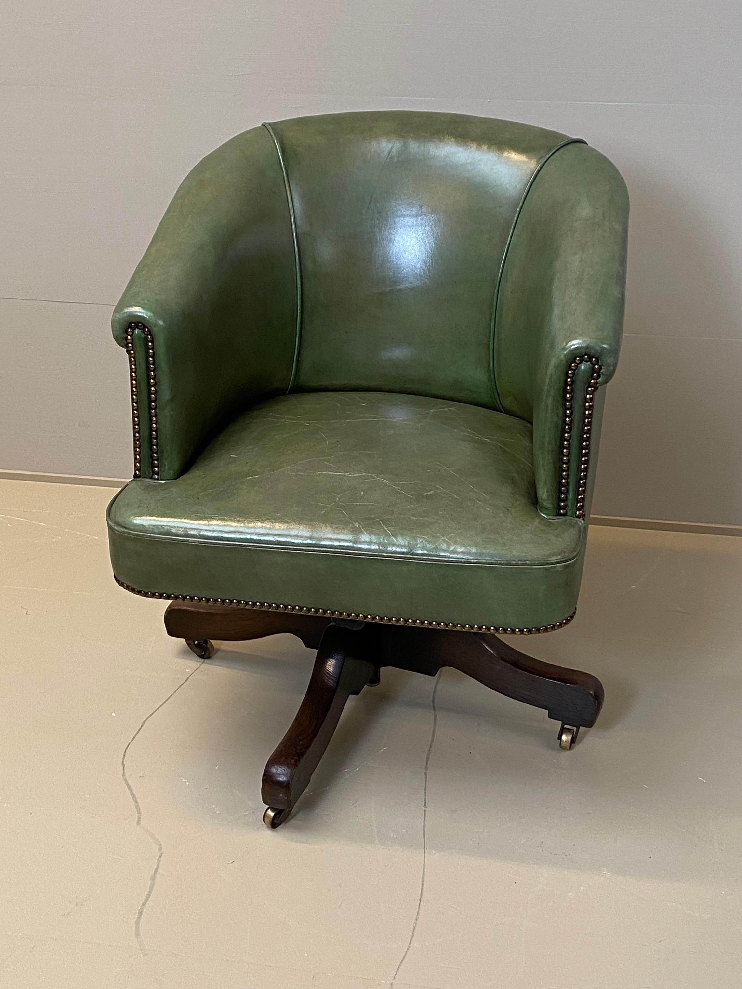 Belle chaise de bureau anglaise patinée,
Mécanisme de rotation,
Beau cuir vert patiné.