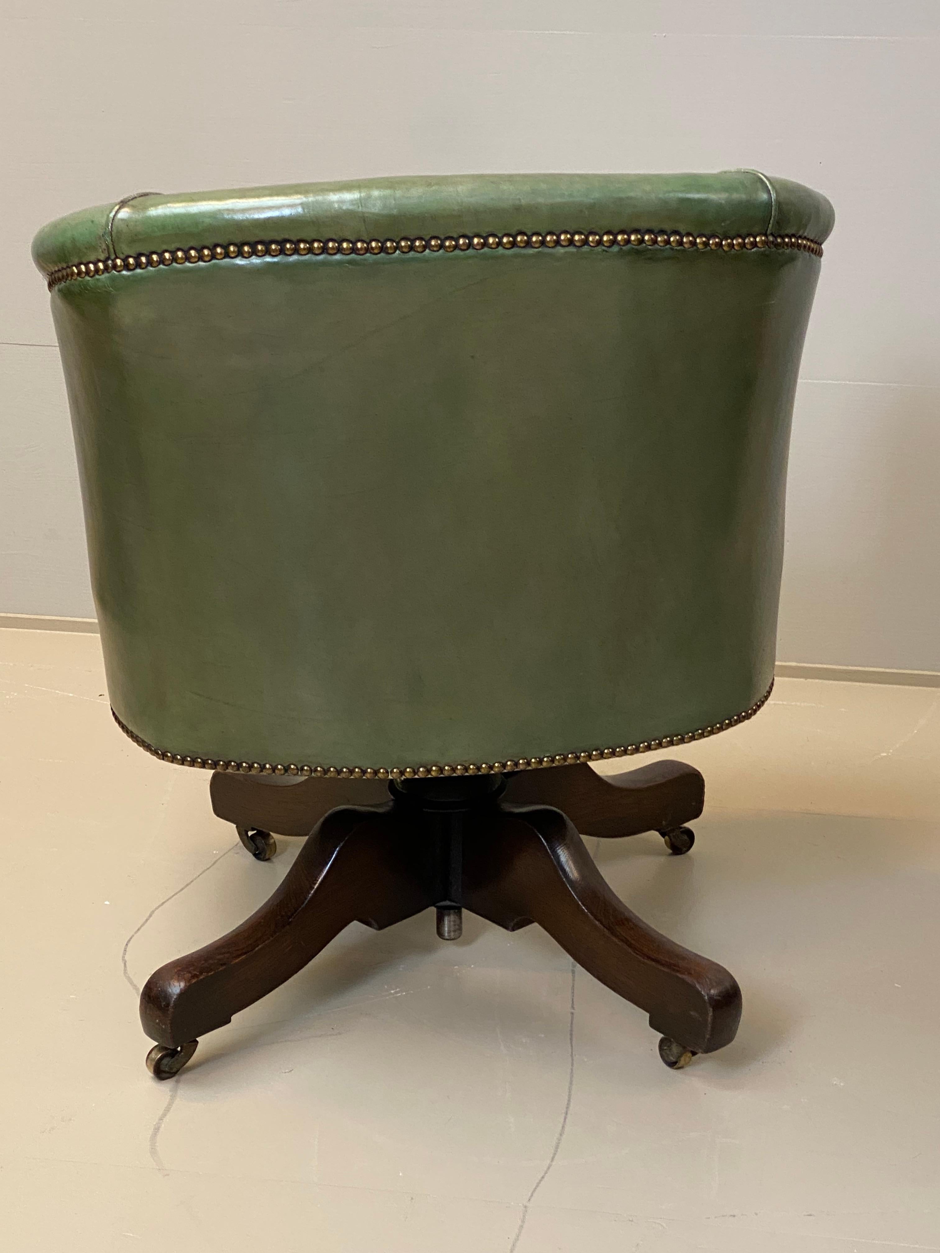 Patinated Victorian Chesterfield Office chair in green leather, England, 1860s. For Sale