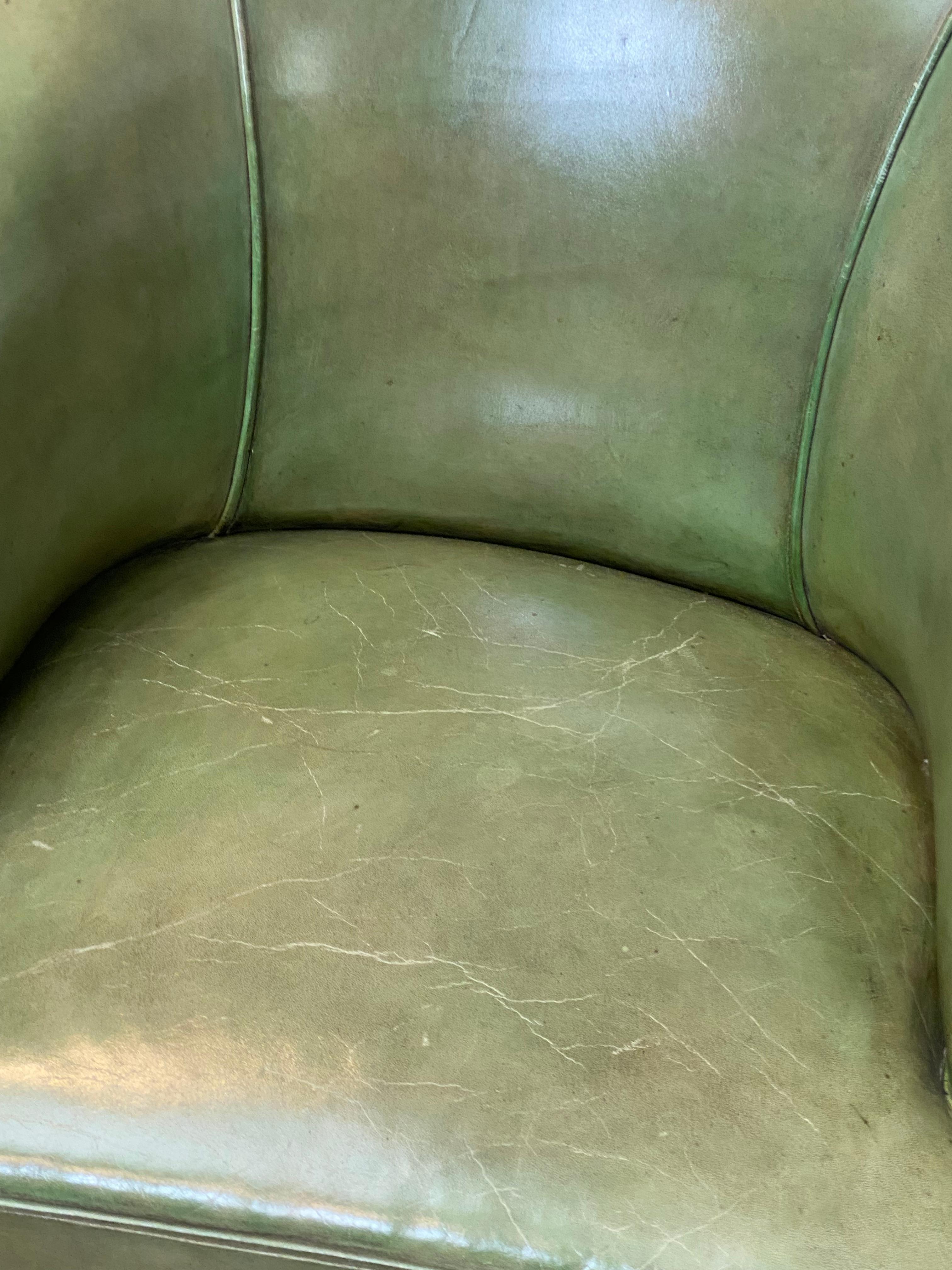 Mid-19th Century Victorian Chesterfield Office chair in green leather, England, 1860s. For Sale