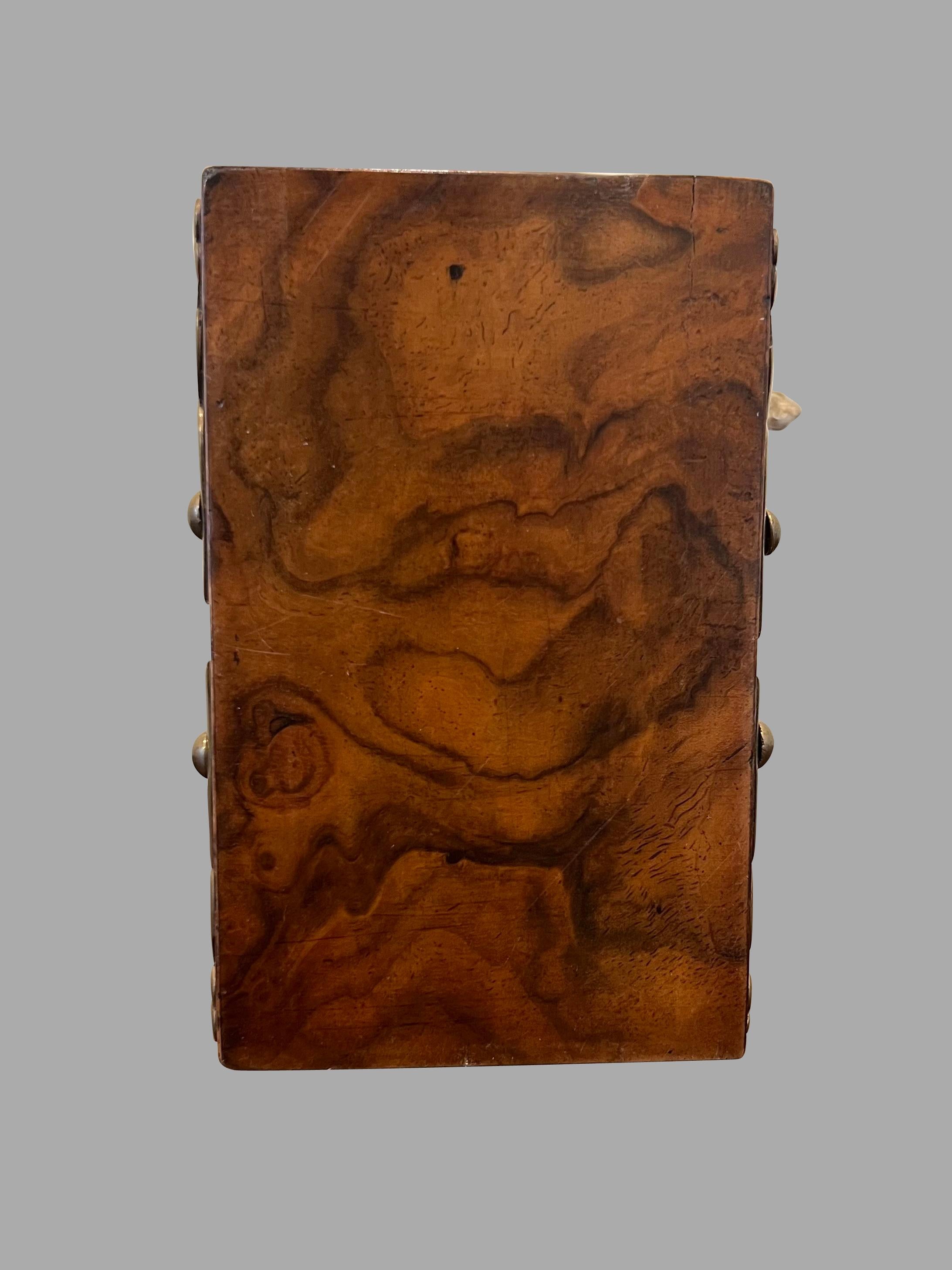 Cassaforte per libri in radica di noce inglese montata in ottone con 2 rilegature in pelle di vitello ad albero in vendita 3