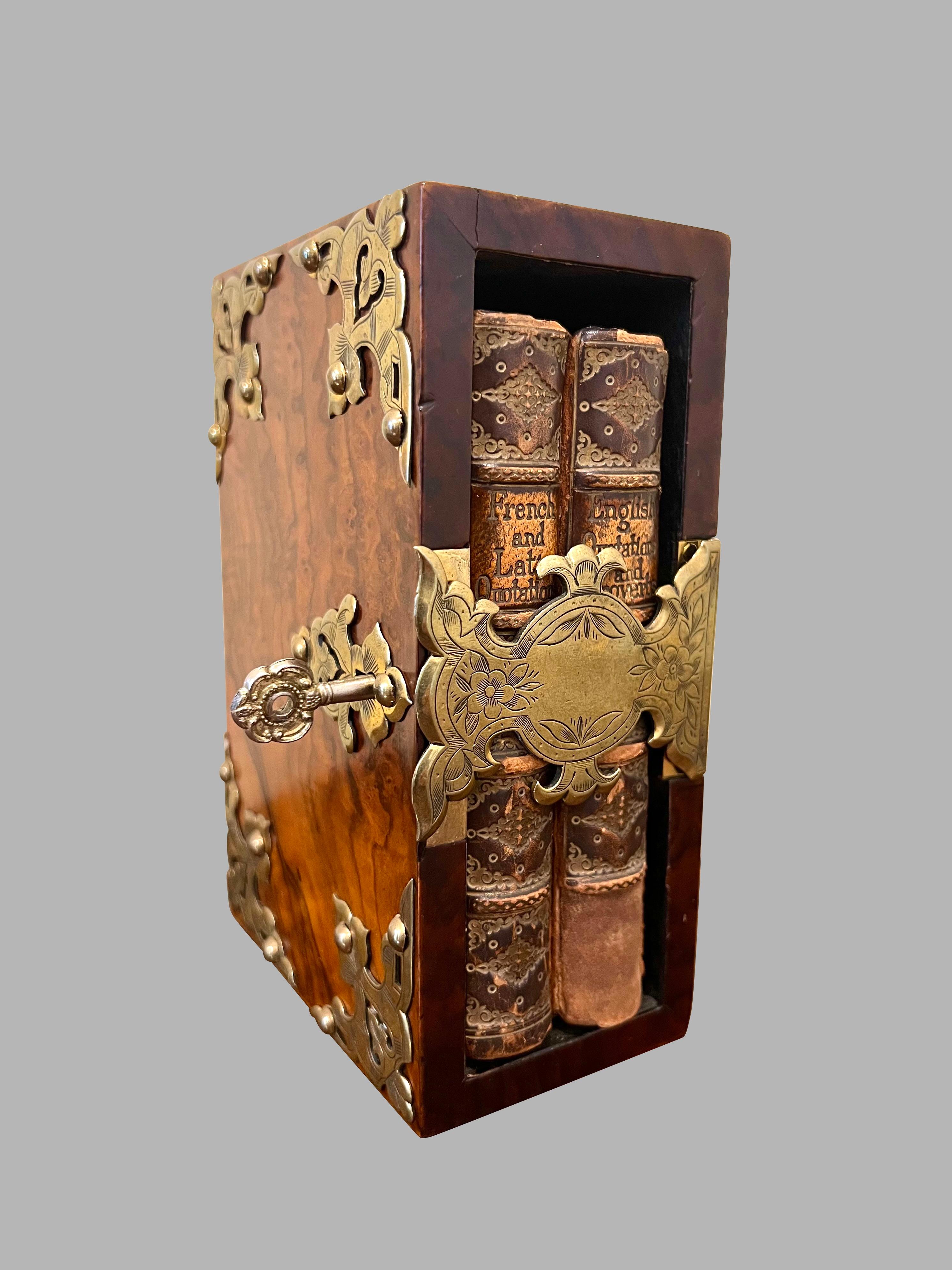 Rara e insolita cassaforte inglese in legno di radica con montatura in ottone, di qualità insolitamente pregiata, contenente 2 volumi rilegati in pelle commercializzati da Asprey & Company, Inghilterra. Non ho mai visto un articolo simile in 40 anni