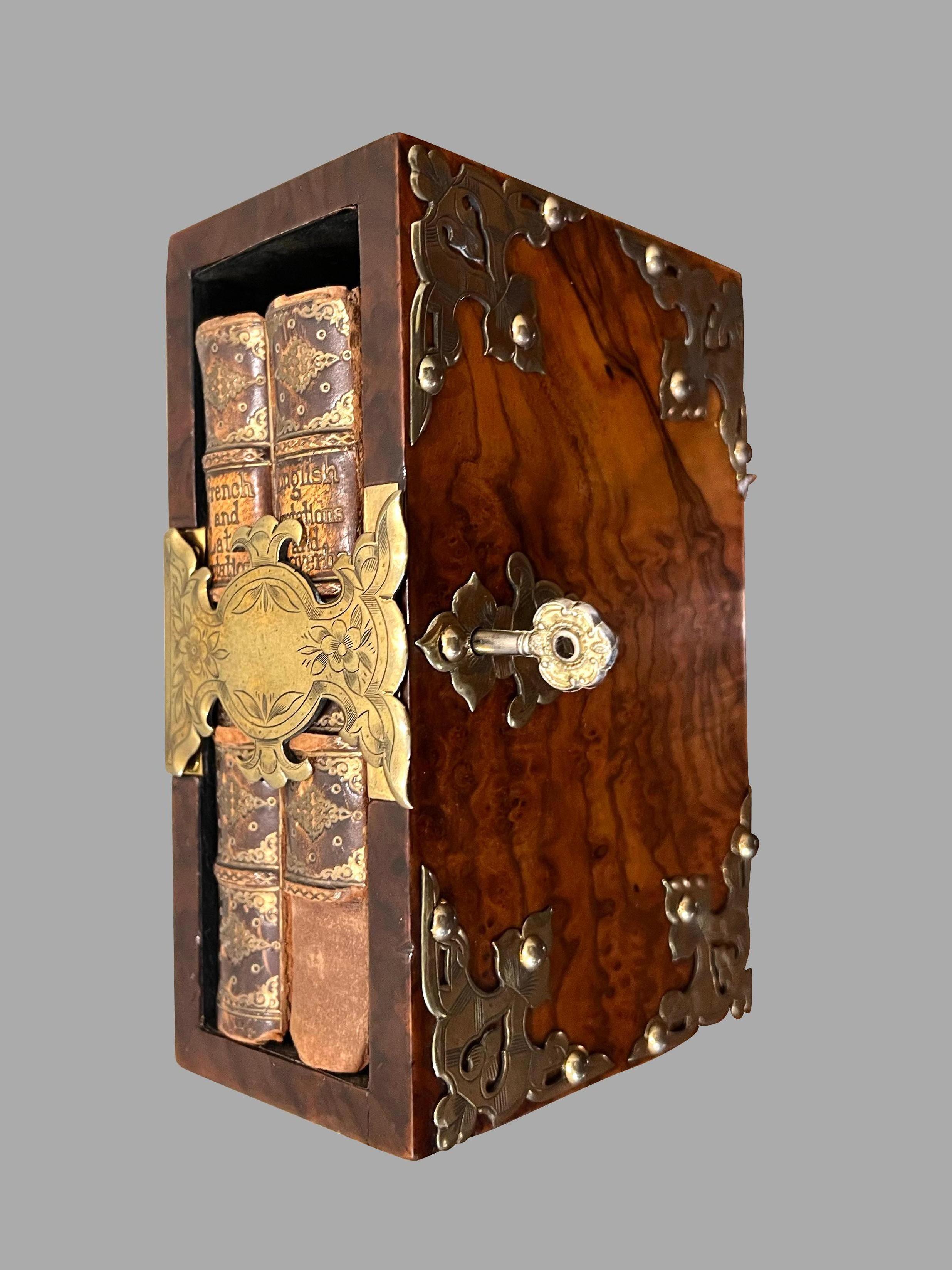 Vittoriano Cassaforte per libri in radica di noce inglese montata in ottone con 2 rilegature in pelle di vitello ad albero in vendita