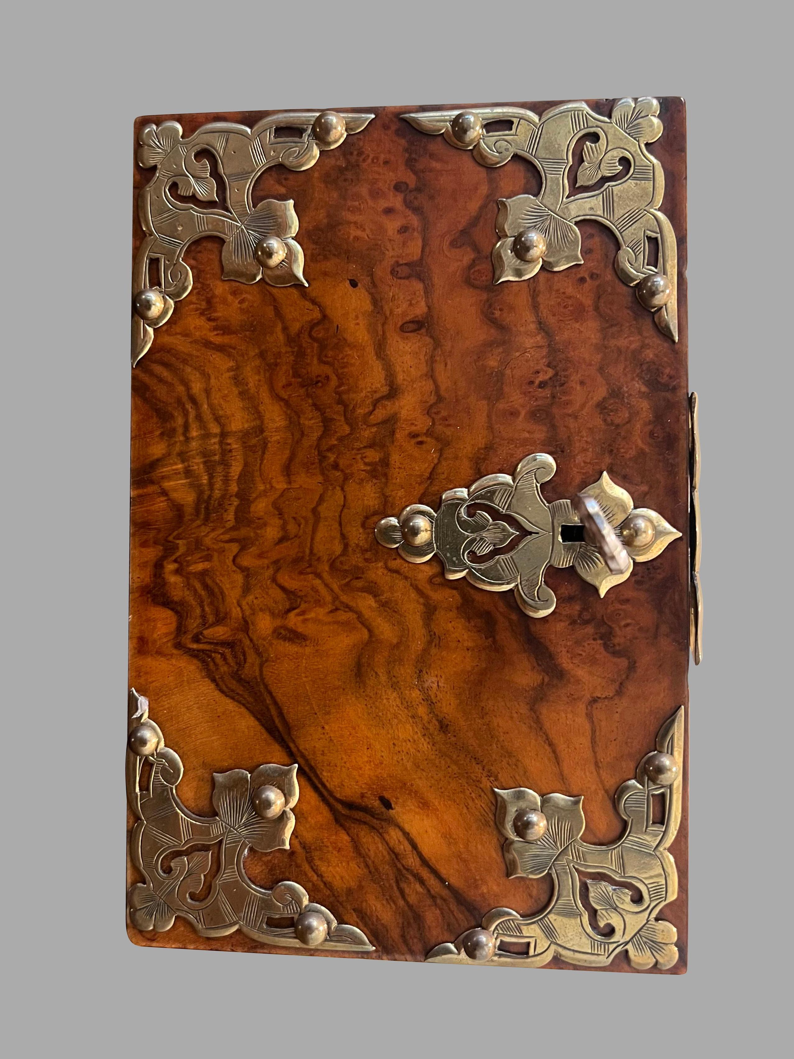 Cassaforte per libri in radica di noce inglese montata in ottone con 2 rilegature in pelle di vitello ad albero In condizioni buone in vendita a San Francisco, CA