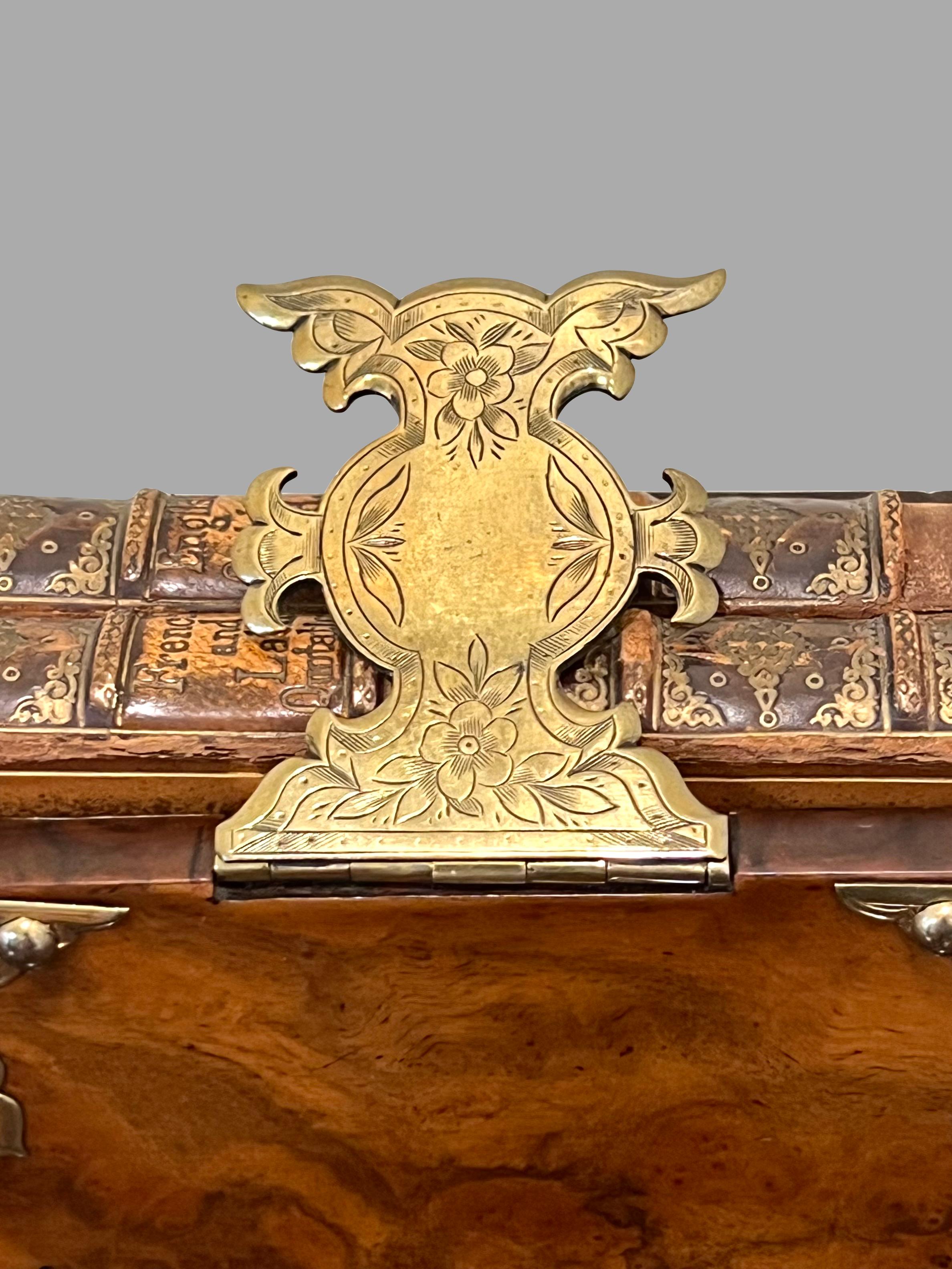 Ottone Cassaforte per libri in radica di noce inglese montata in ottone con 2 rilegature in pelle di vitello ad albero in vendita