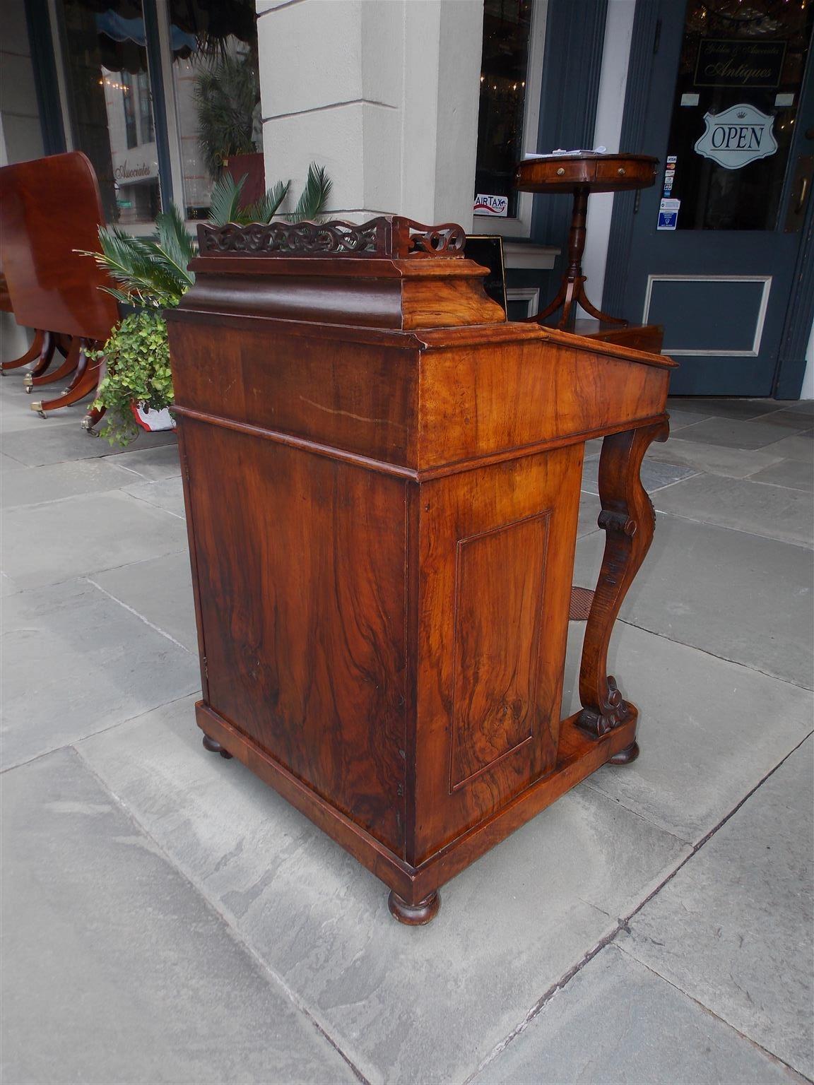 Davenport inglese con piano in pelle di radica di noce e gambe cabriole d'acanto, circa 1840 in vendita 3