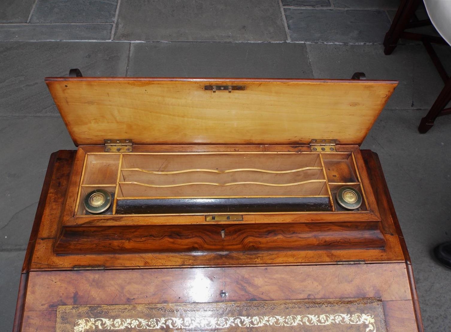 Intagliato a mano Davenport inglese con piano in pelle di radica di noce e gambe cabriole d'acanto, circa 1840 in vendita