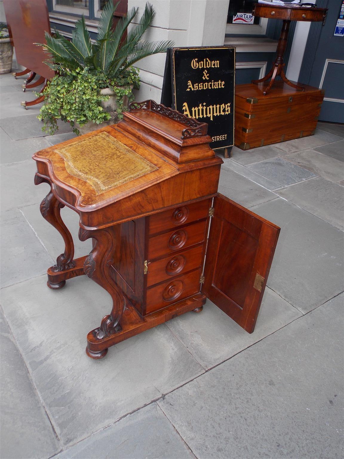 Ottone Davenport inglese con piano in pelle di radica di noce e gambe cabriole d'acanto, circa 1840 in vendita
