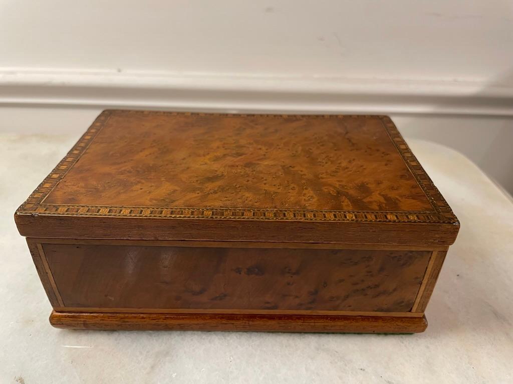 English desktop box with beautiful burl wood veneer, the top with an exquisite intricate mosaic inlay of various fruit woods. The sides with simpler inlaid fruit wood frames. An elegant small desk top box, a pleasure to look at. Edwardian period,