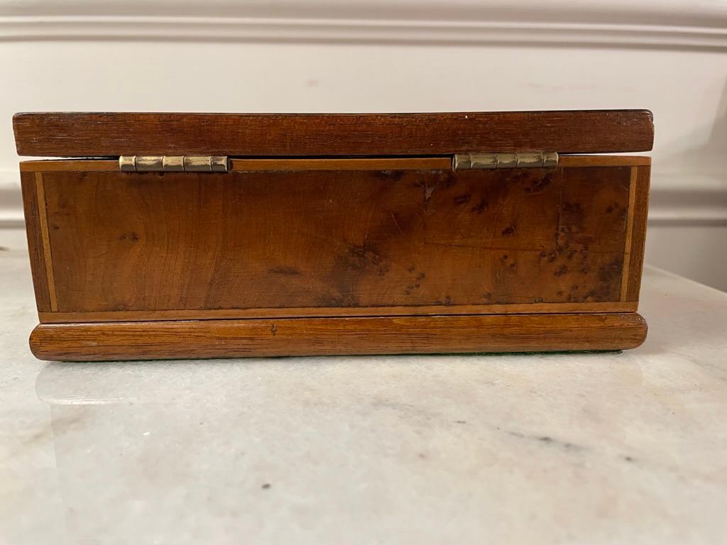 English Burl Wood Veneered Box with Inlaid Borders In Good Condition For Sale In Stamford, CT