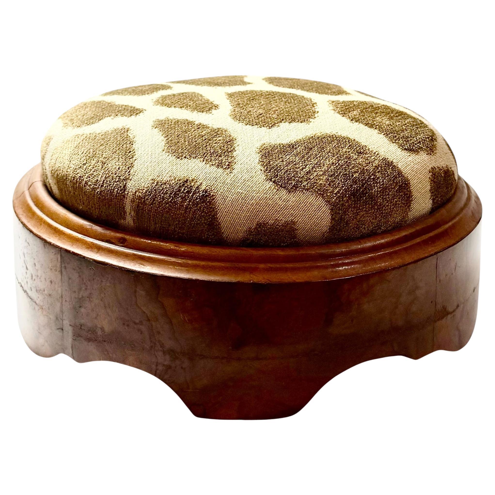 Reposapiés inglés de nogal burilado con tapicería de terciopelo corte jirafa en venta