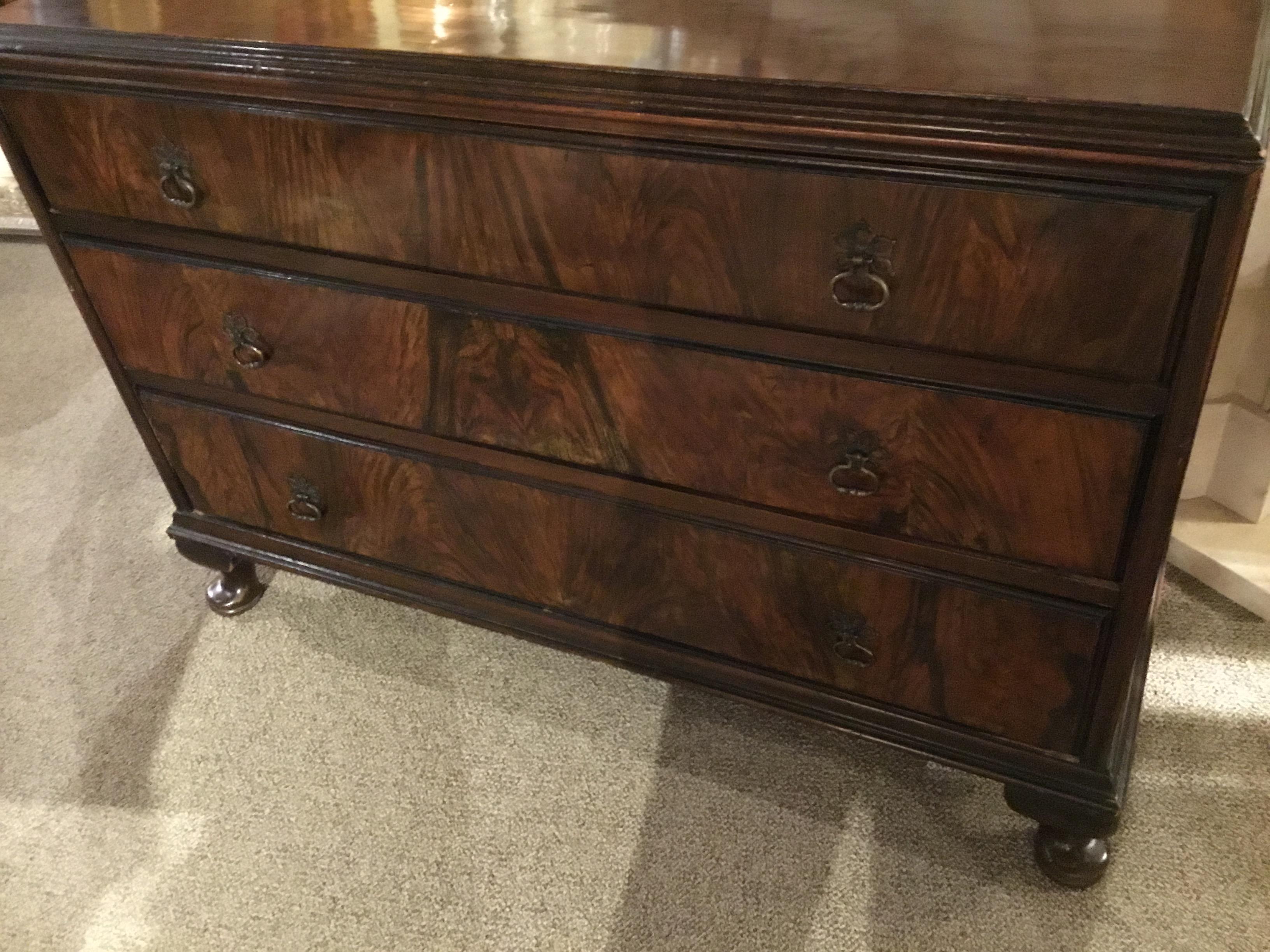 English Burled Walnut Queen Anne Style Chest, 19th Century, Three Drawers In Good Condition In Houston, TX