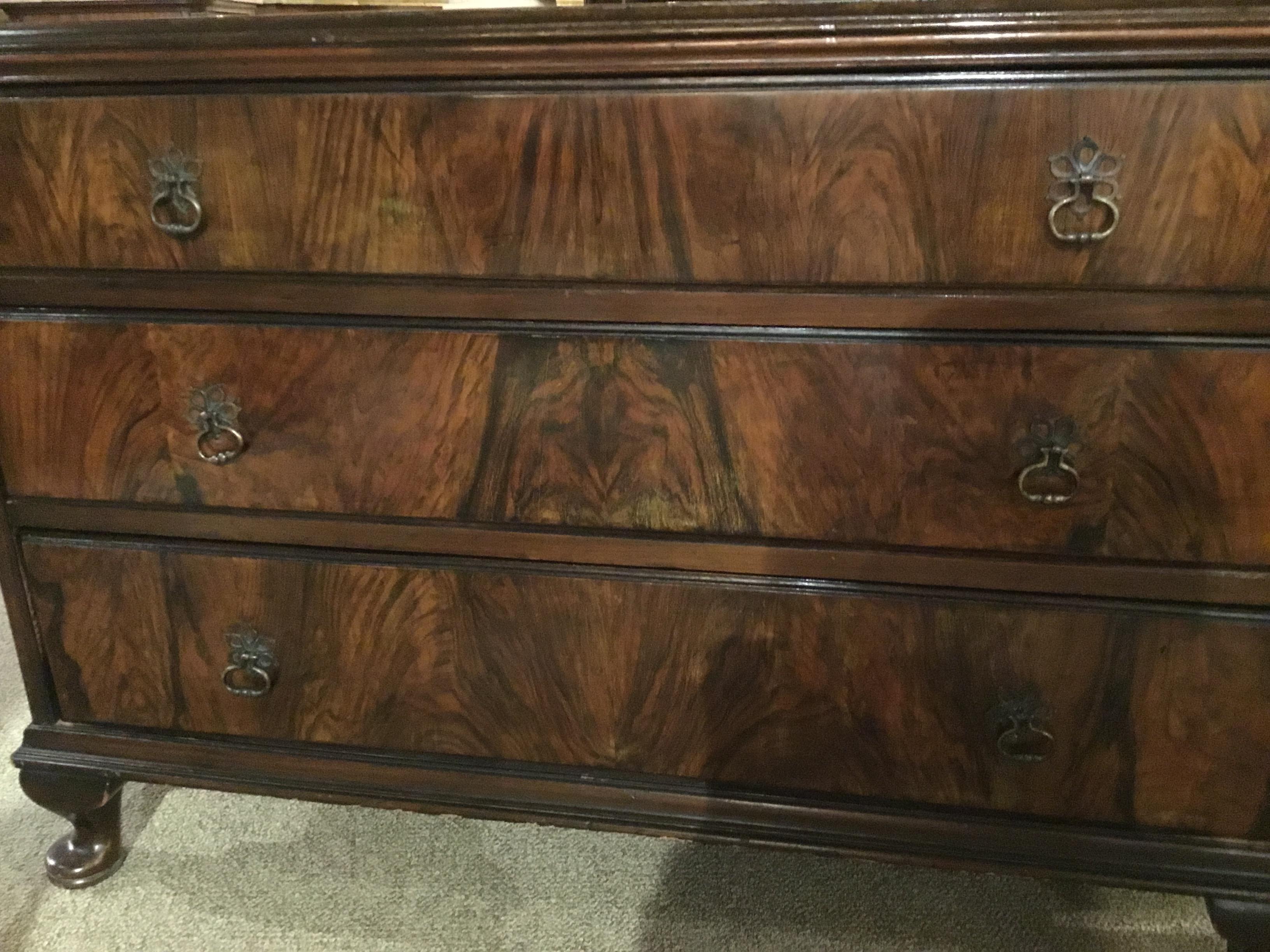 Beautiful burled walnut chest having three drawers and grooved
Edges. Classic Queen Anne leg. Great construction with drawers
That slide easily. Original finish and lovely patina. Good storage with
Three deep drawers.