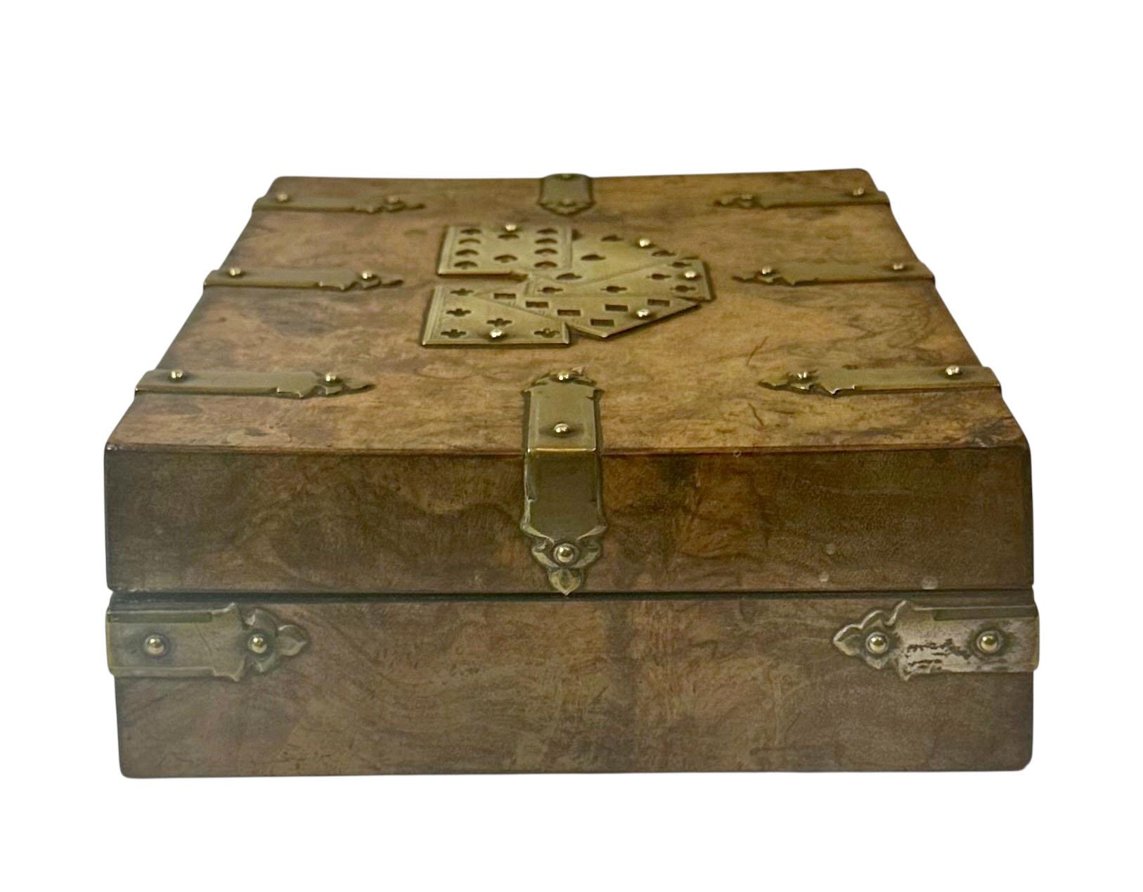 Scatola di carte inglese in legno burlato con decorazioni in ottone con contenuto in vendita 4