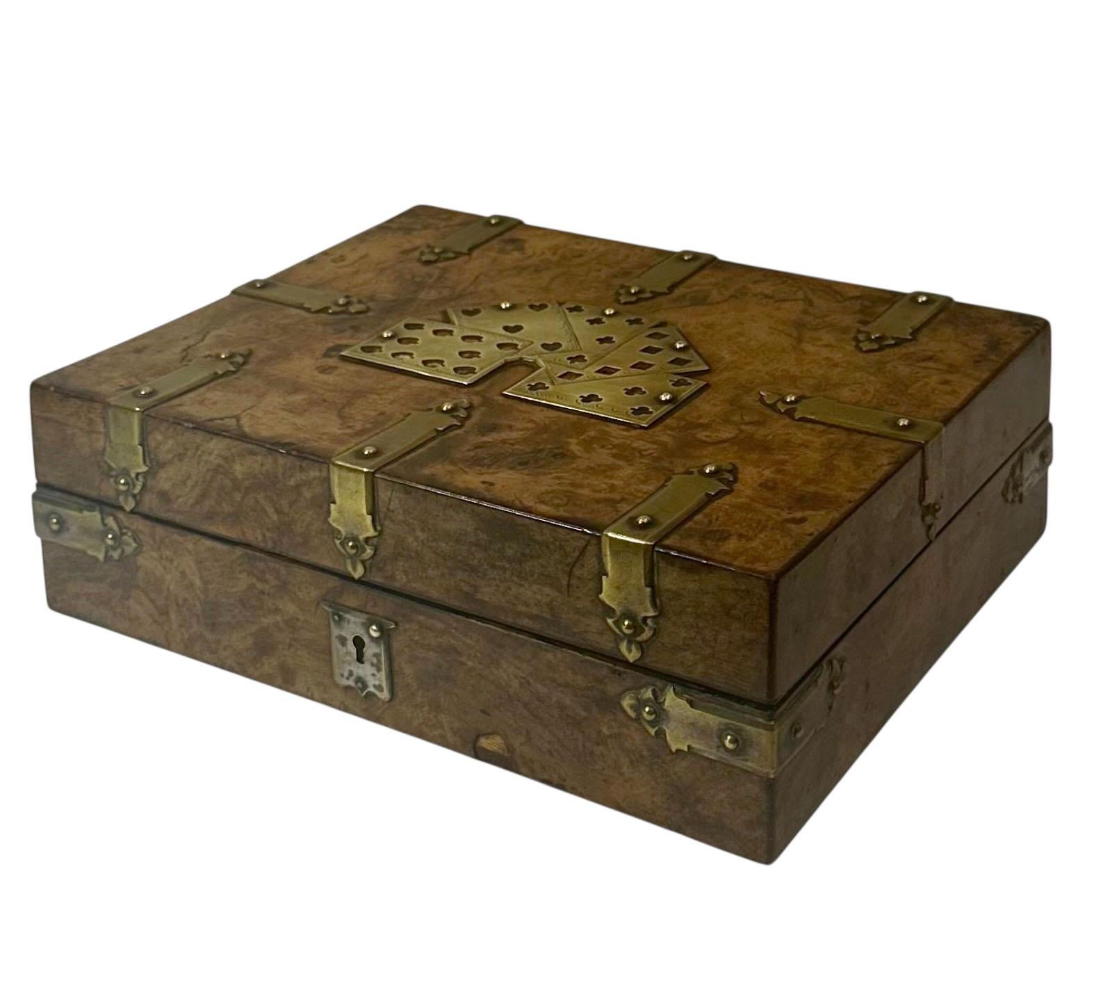 Scatola di carte inglese in legno burlato con decorazioni in ottone con contenuto in vendita 5