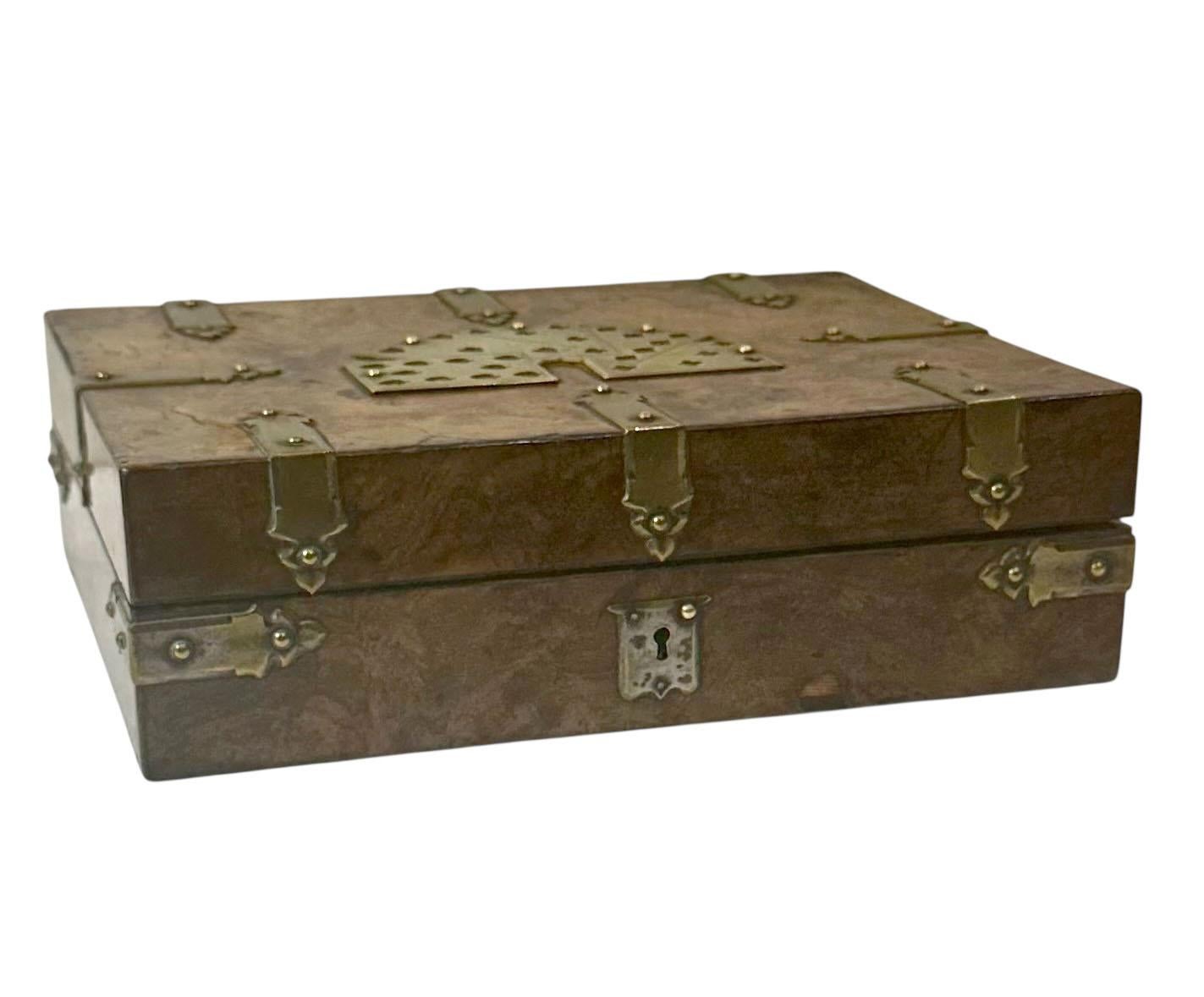 Scatola di carte inglese in legno burlato con decorazioni in ottone con contenuto in vendita 6