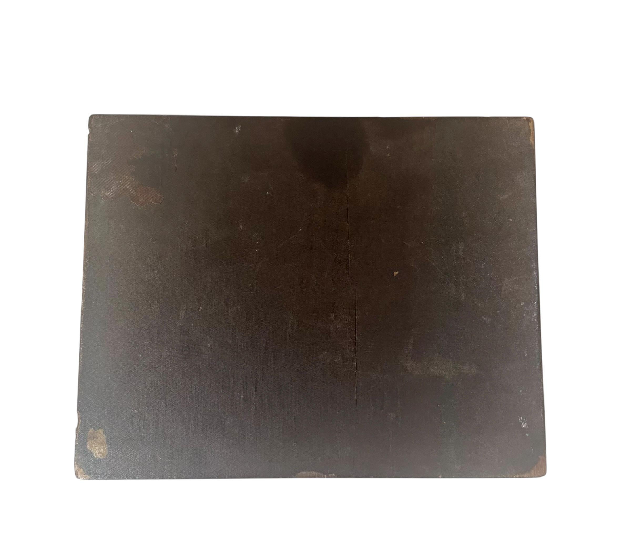 Scatola di carte inglese in legno burlato con decorazioni in ottone con contenuto in vendita 8