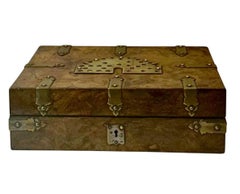 Caja de Cartas Inglesa de Madera Burilada con Decoración de Latón Con Contenido