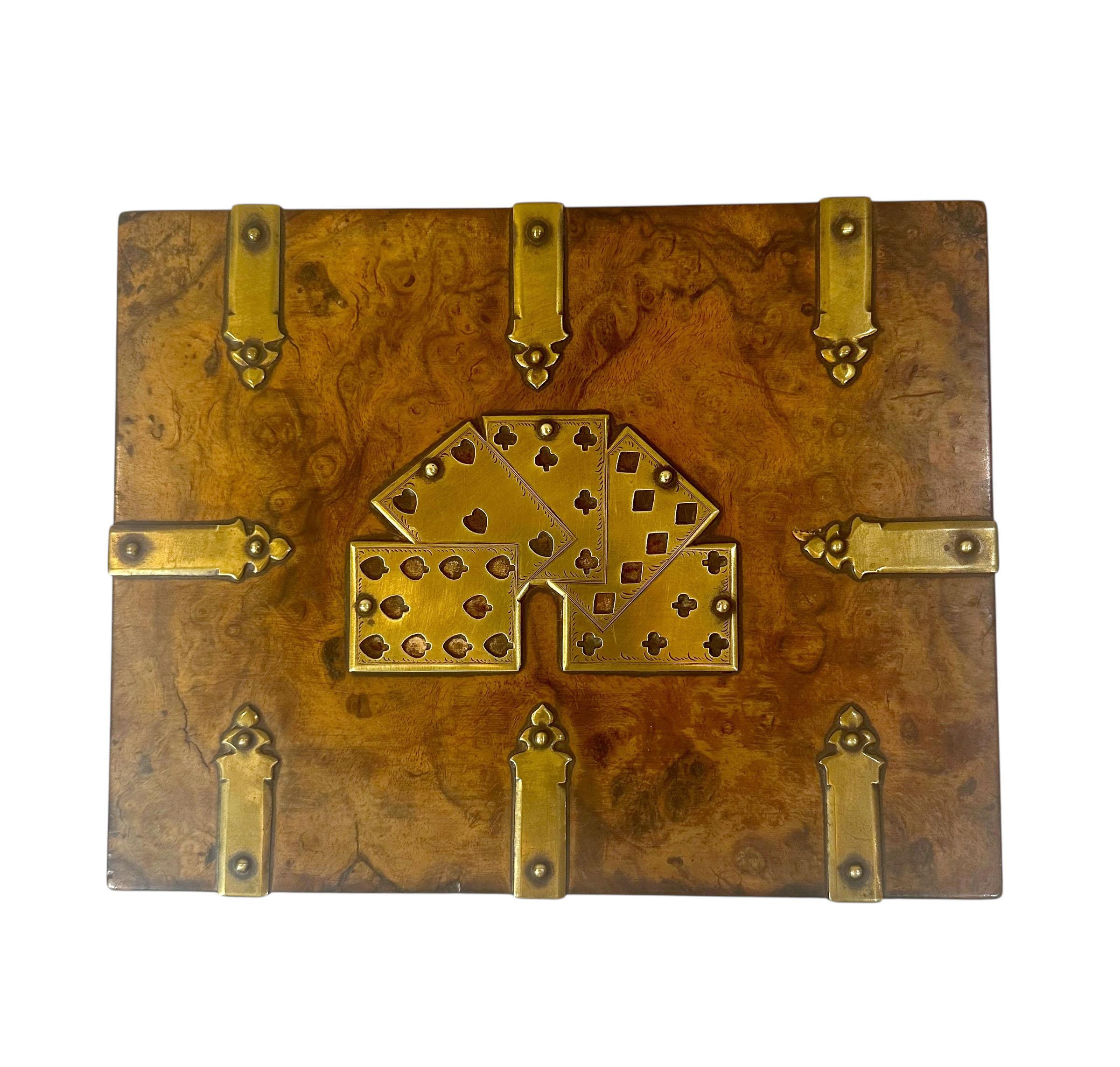 Inglese Scatola di carte inglese in legno burlato con decorazioni in ottone con contenuto in vendita