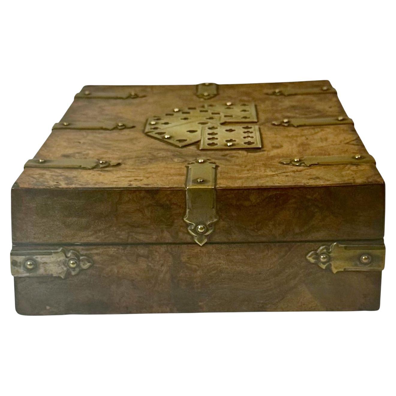 Scatola di carte inglese in legno burlato con decorazioni in ottone con contenuto In condizioni buone in vendita a Tampa, FL