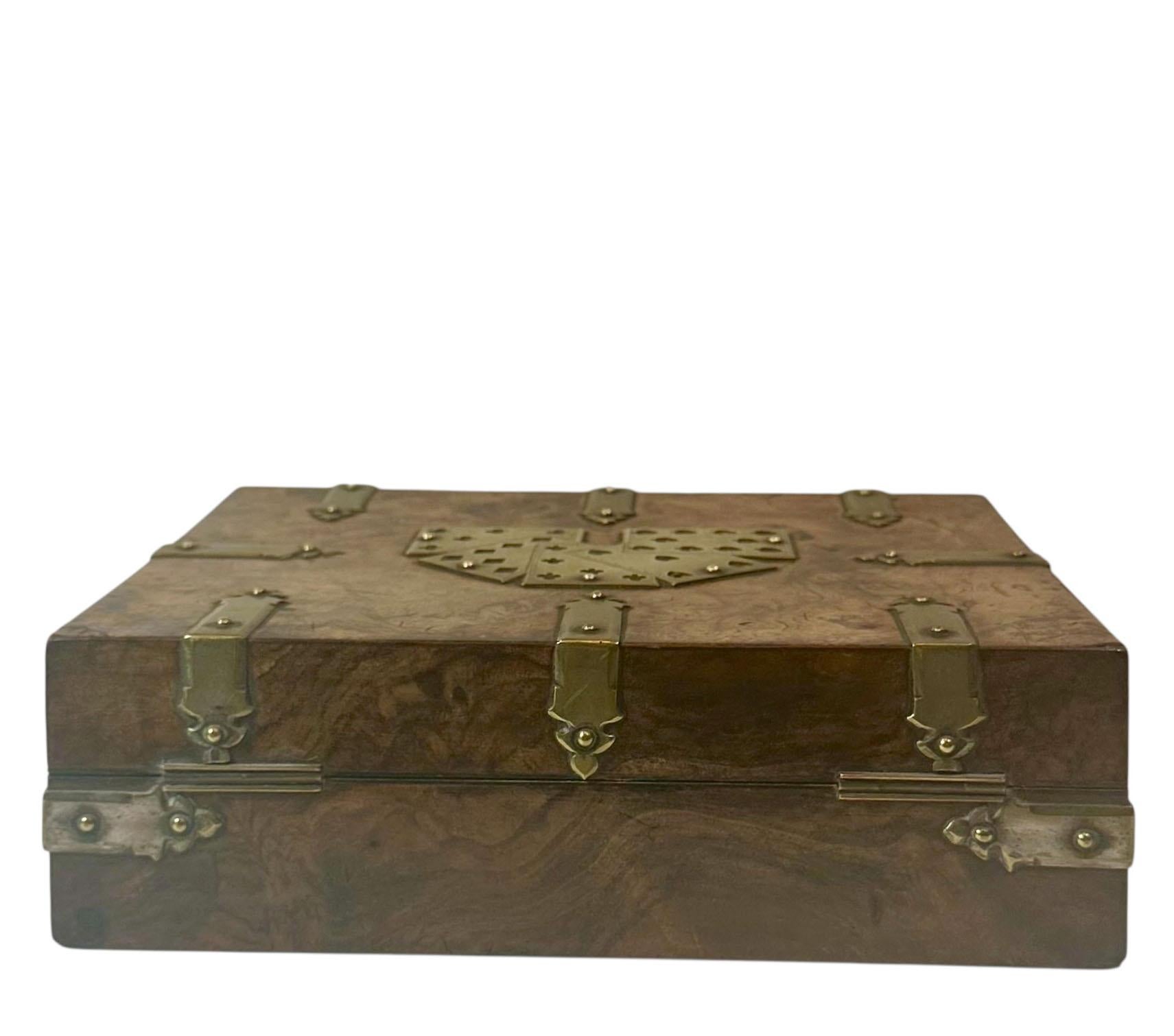 Metà XIX secolo Scatola di carte inglese in legno burlato con decorazioni in ottone con contenuto in vendita