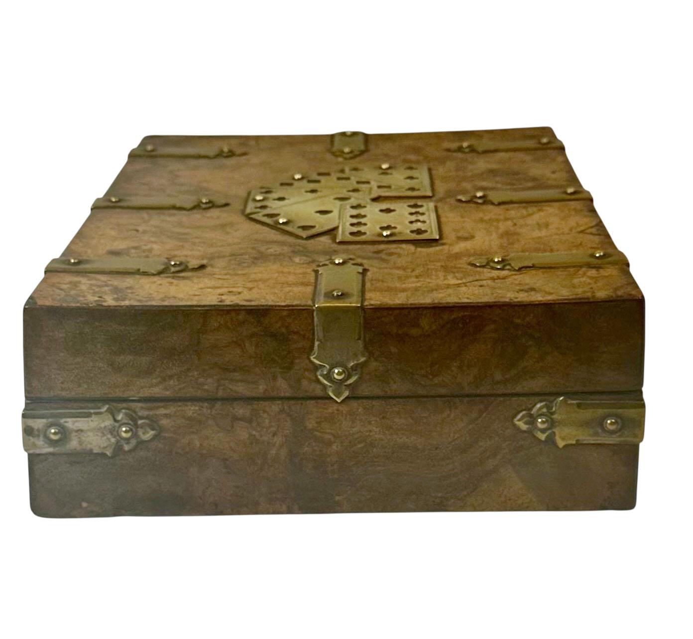 Scatola di carte inglese in legno burlato con decorazioni in ottone con contenuto in vendita 2