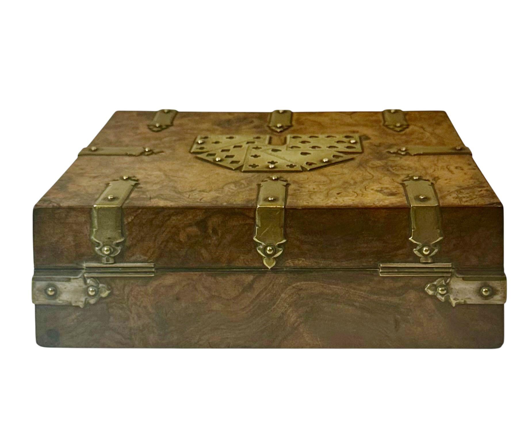 Scatola di carte inglese in legno burlato con decorazioni in ottone con contenuto in vendita 3